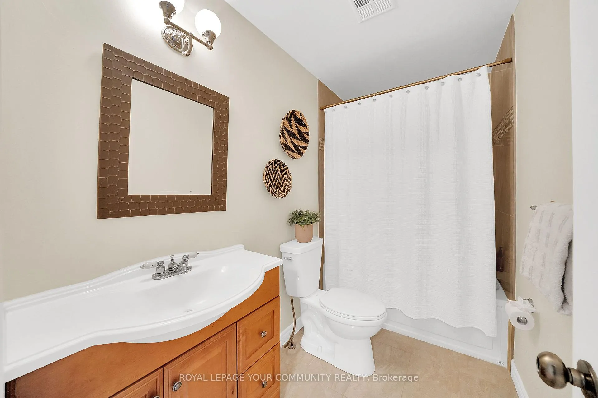Photo 22 of 41 Hubert Corless Drive, Caledon, Bolton East — HOMEH