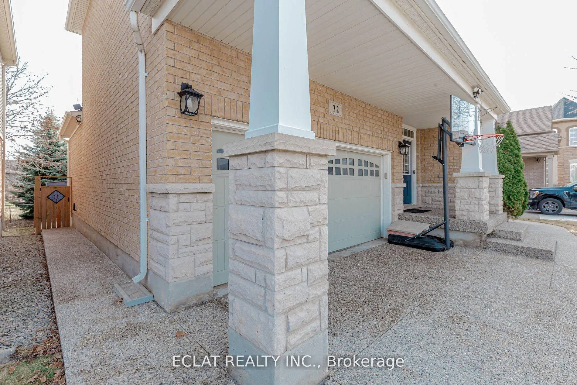 Photo 4 of 32 Nanaimo Crescent, Hamilton, Stoney Creek — HOMEH