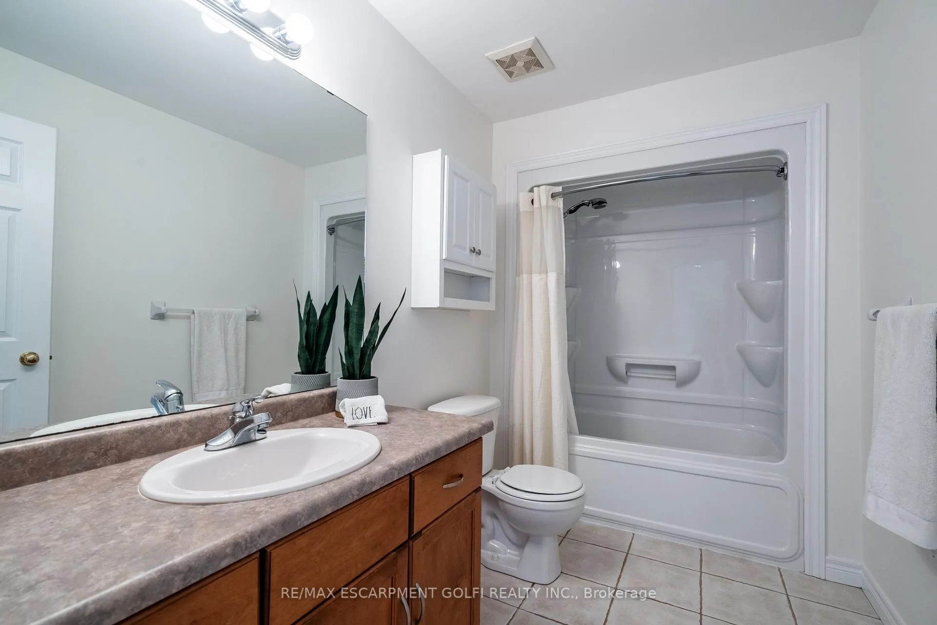 Photo 21 of 200 Sirente Drive, Hamilton, Crerar — HOMEH