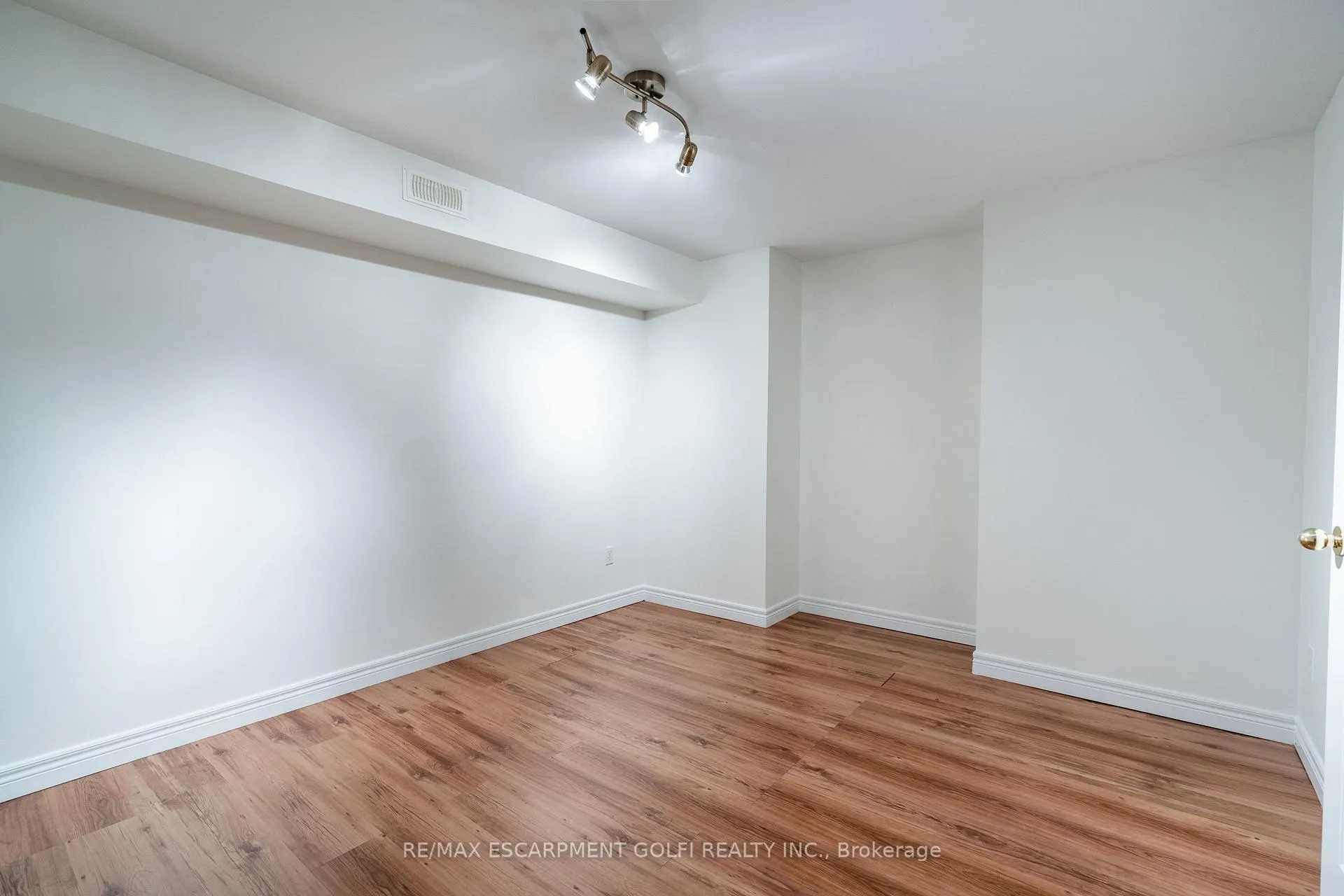 Photo 27 of 200 Sirente Drive, Hamilton, Crerar — HOMEH