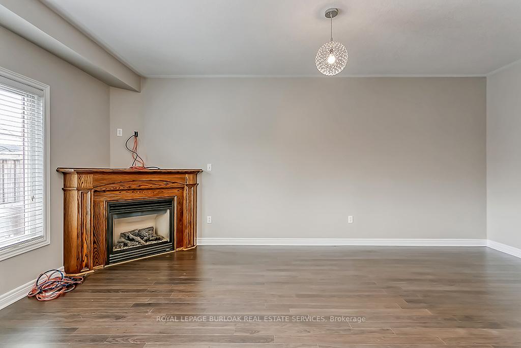 Photo 4 of 5324 Applegarth Drive, Burlington, Orchard — HOMEH