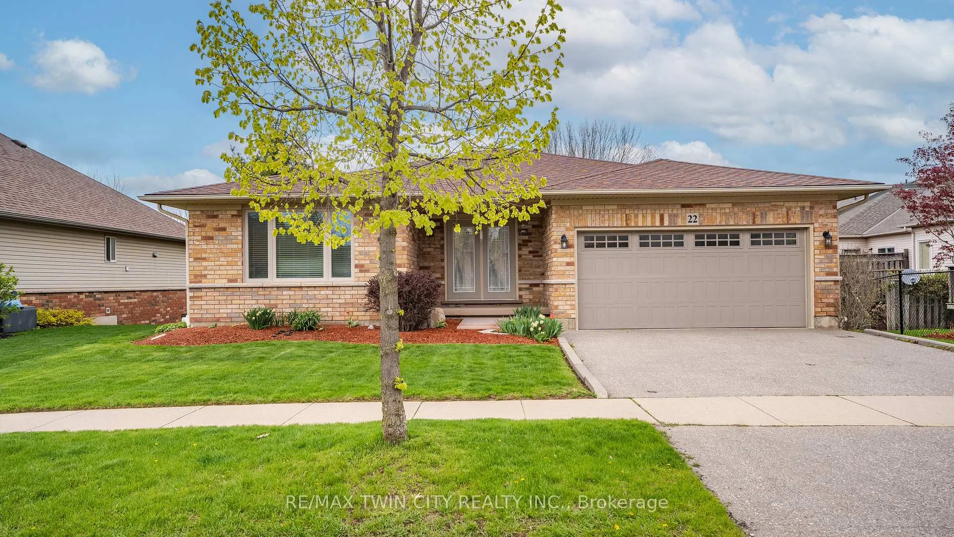 Photo 4 of 22 Cobblestone Drive, Brant, Paris — HOMEH