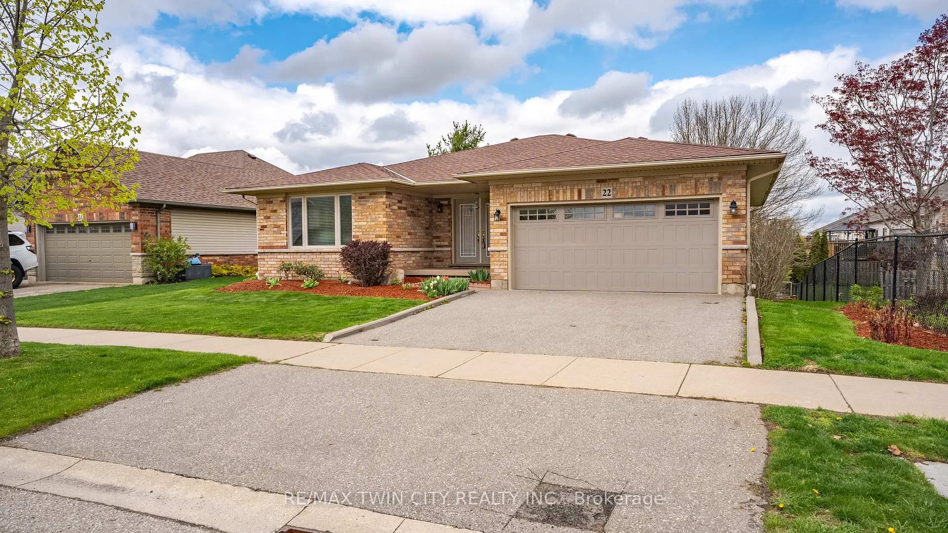 Photo 5 of 22 Cobblestone Drive, Brant, Paris — HOMEH