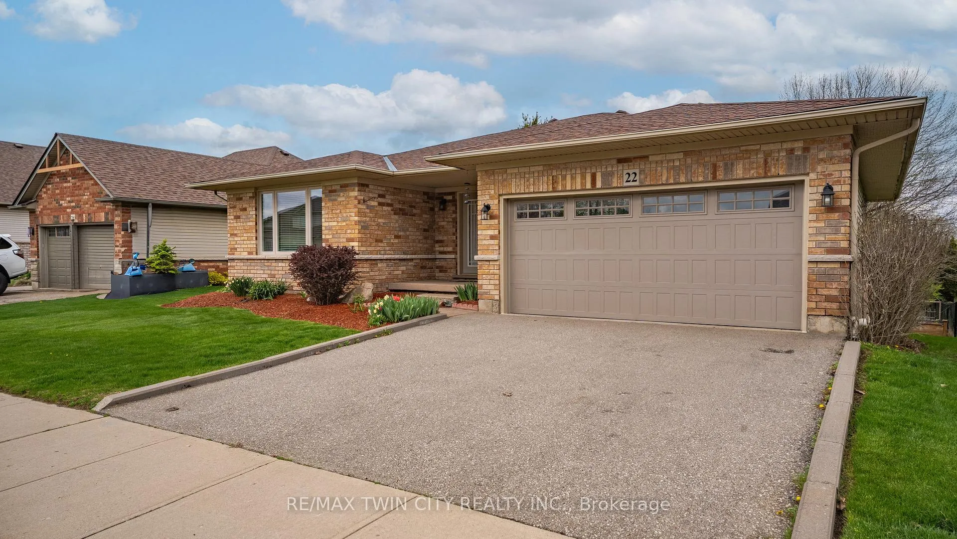 Photo 6 of 22 Cobblestone Drive, Brant, Paris — HOMEH