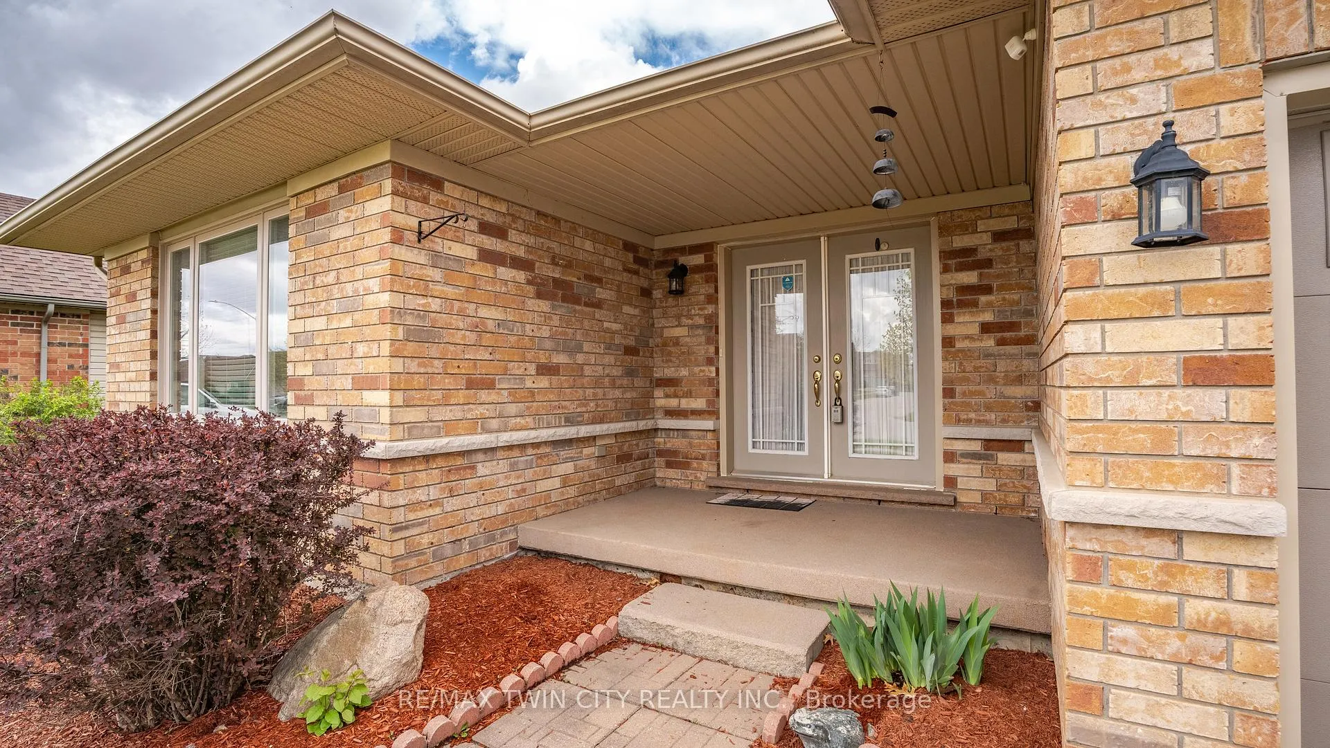 Photo 7 of 22 Cobblestone Drive, Brant, Paris — HOMEH