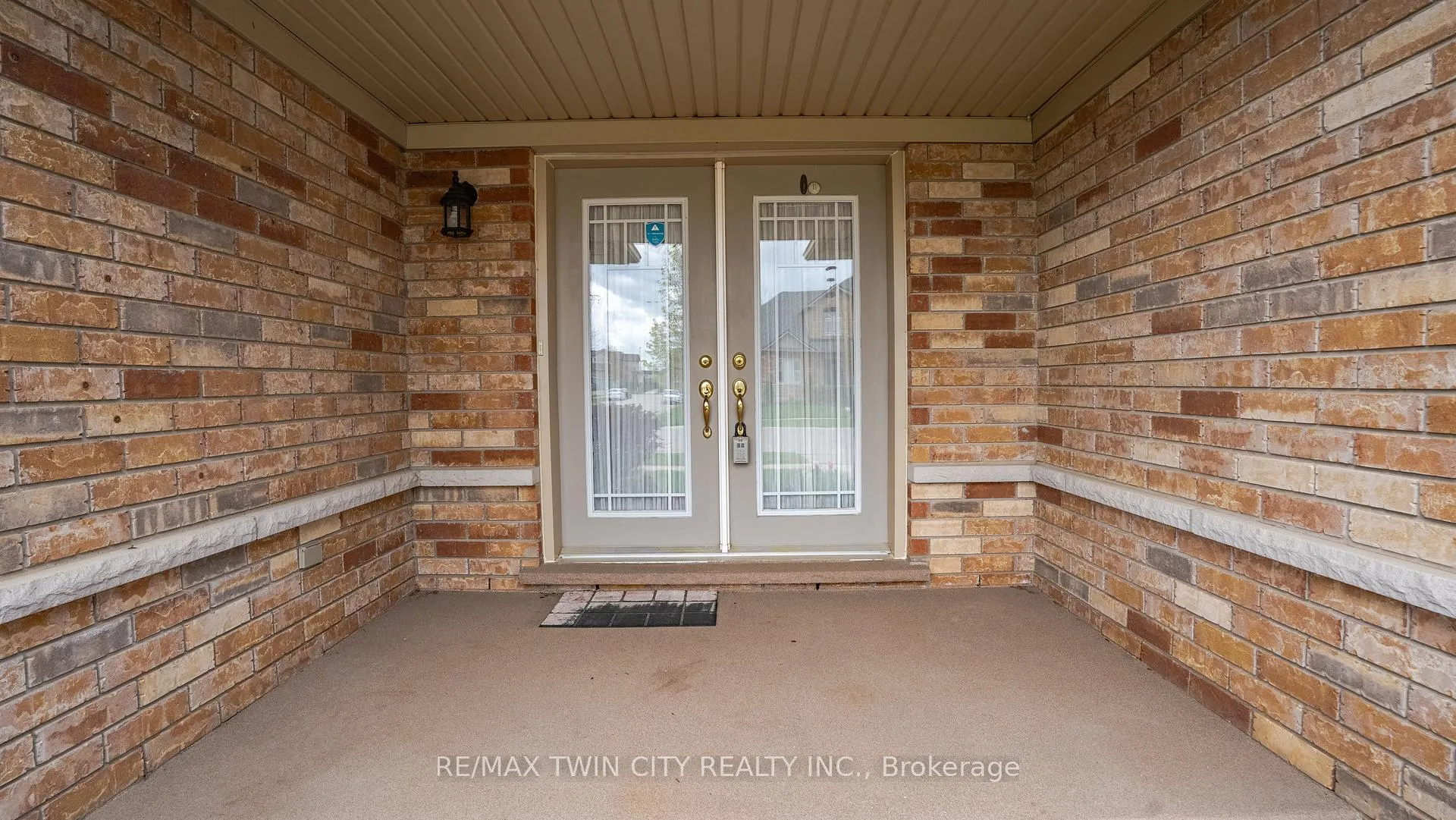 Photo 8 of 22 Cobblestone Drive, Brant, Paris — HOMEH