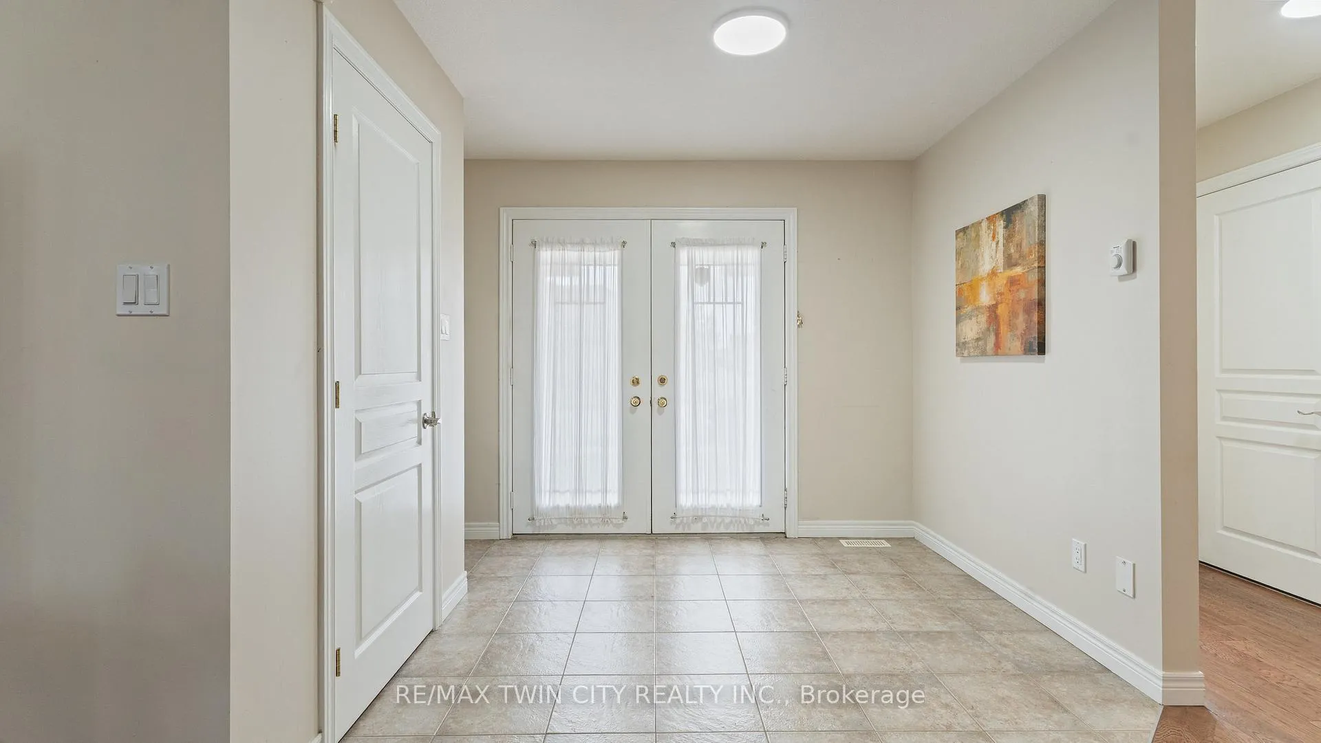 Photo 9 of 22 Cobblestone Drive, Brant, Paris — HOMEH