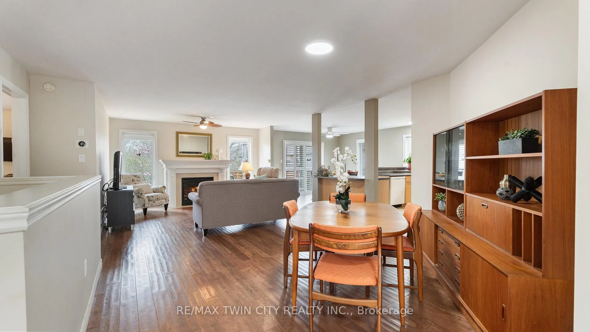 Photo 10 of 22 Cobblestone Drive, Brant, Paris — HOMEH