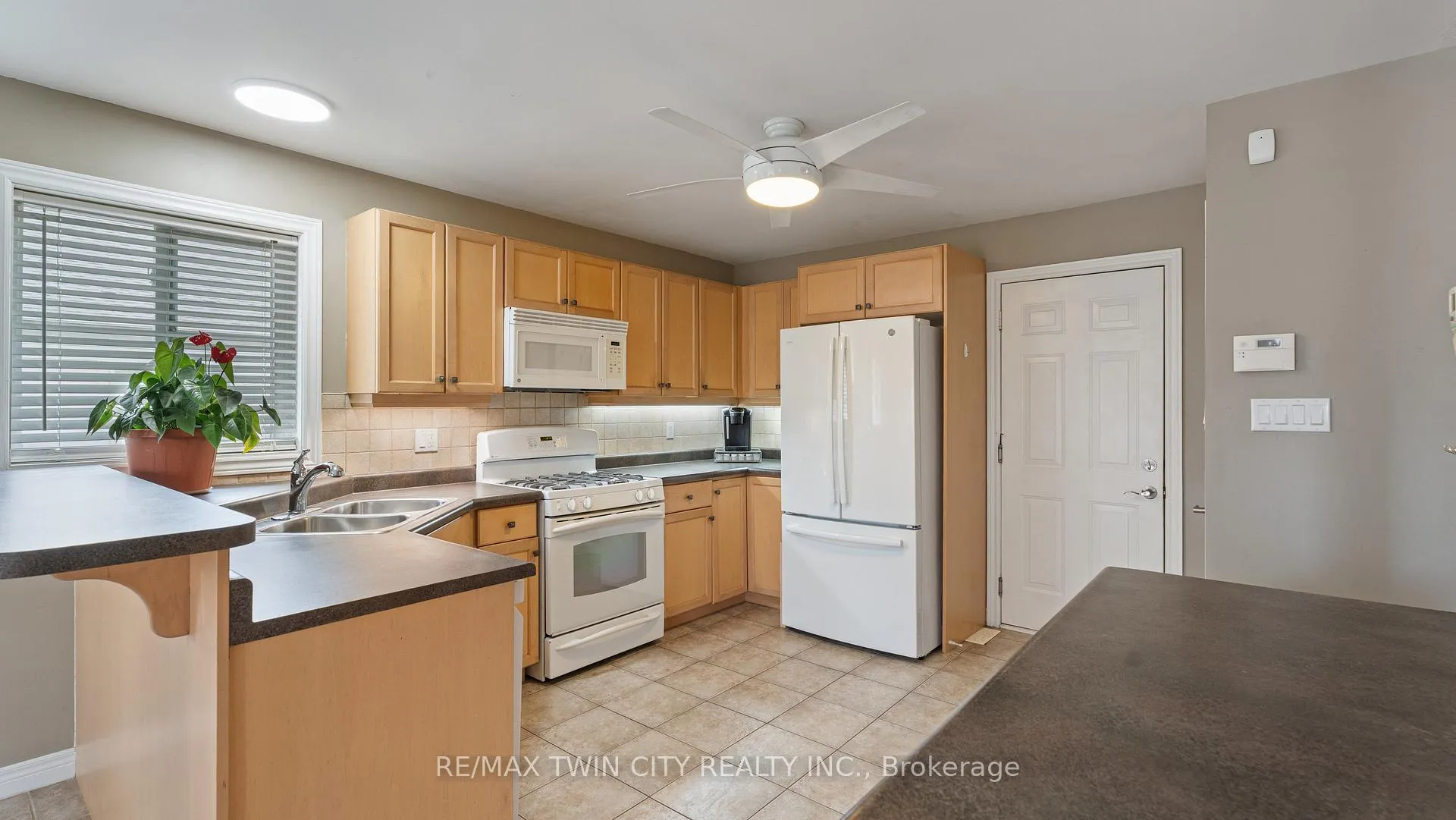 Photo 15 of 22 Cobblestone Drive, Brant, Paris — HOMEH