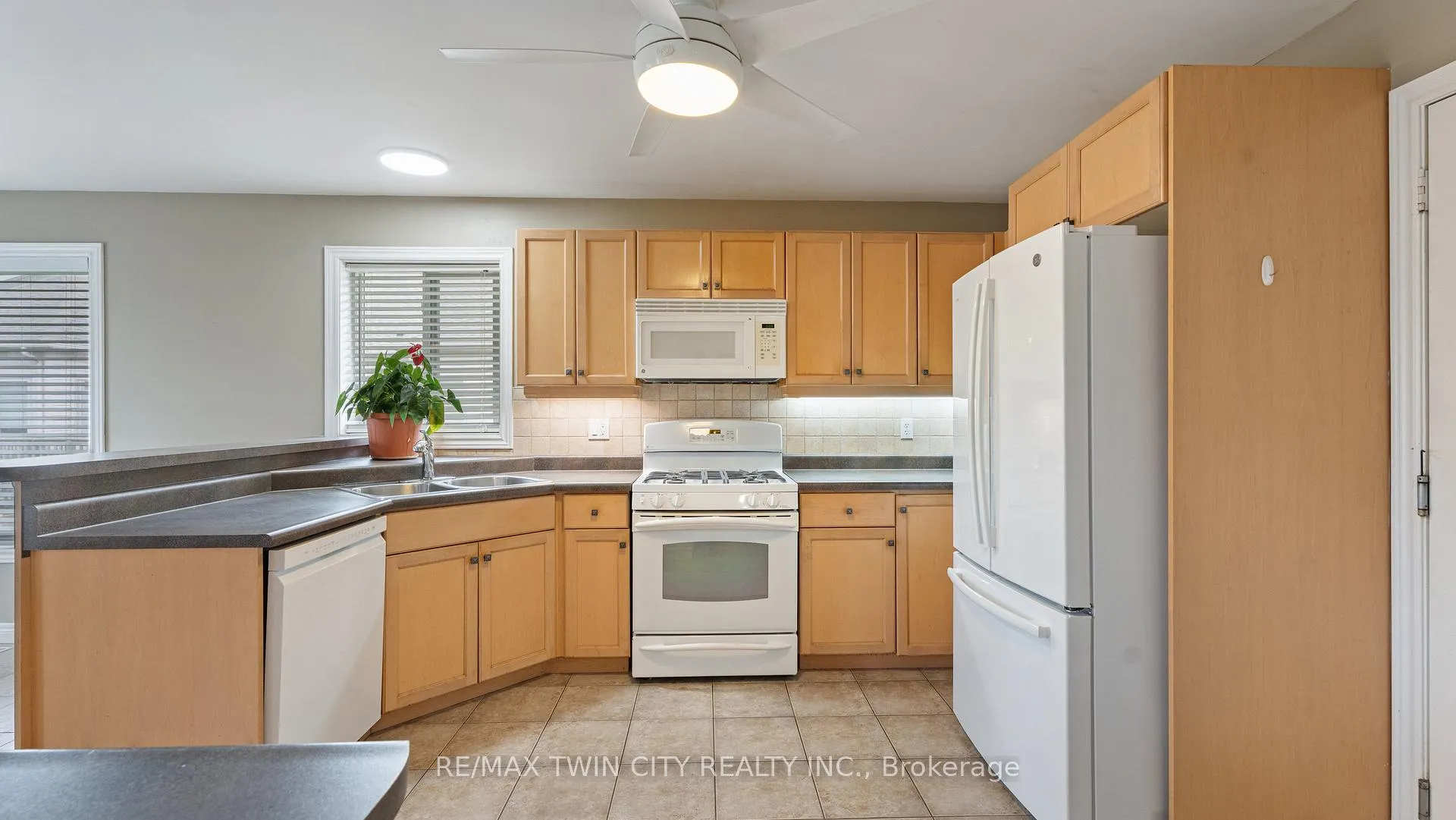 Photo 16 of 22 Cobblestone Drive, Brant, Paris — HOMEH