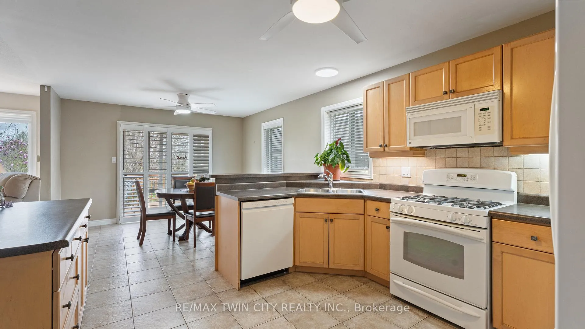 Photo 17 of 22 Cobblestone Drive, Brant, Paris — HOMEH