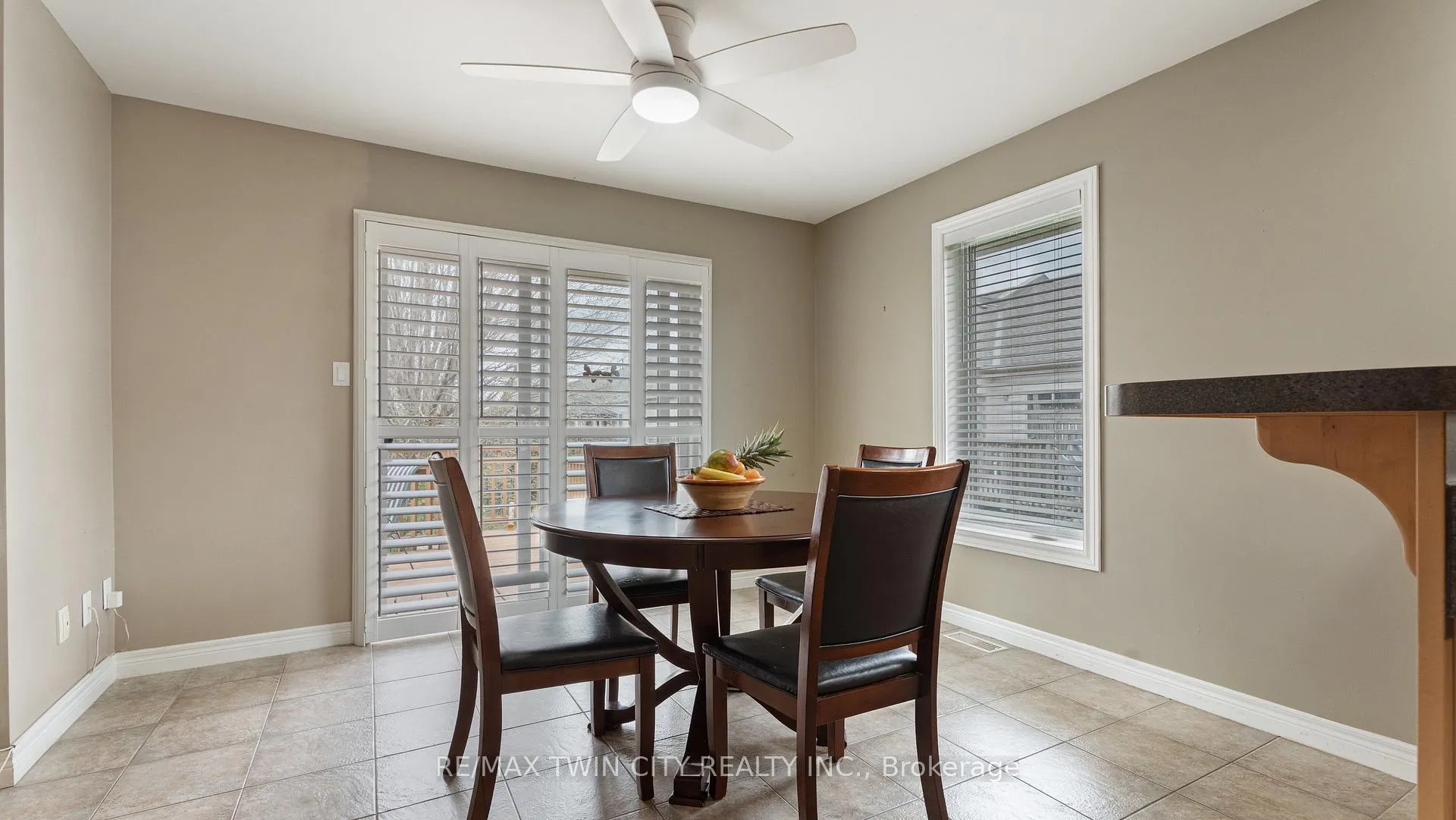Photo 18 of 22 Cobblestone Drive, Brant, Paris — HOMEH
