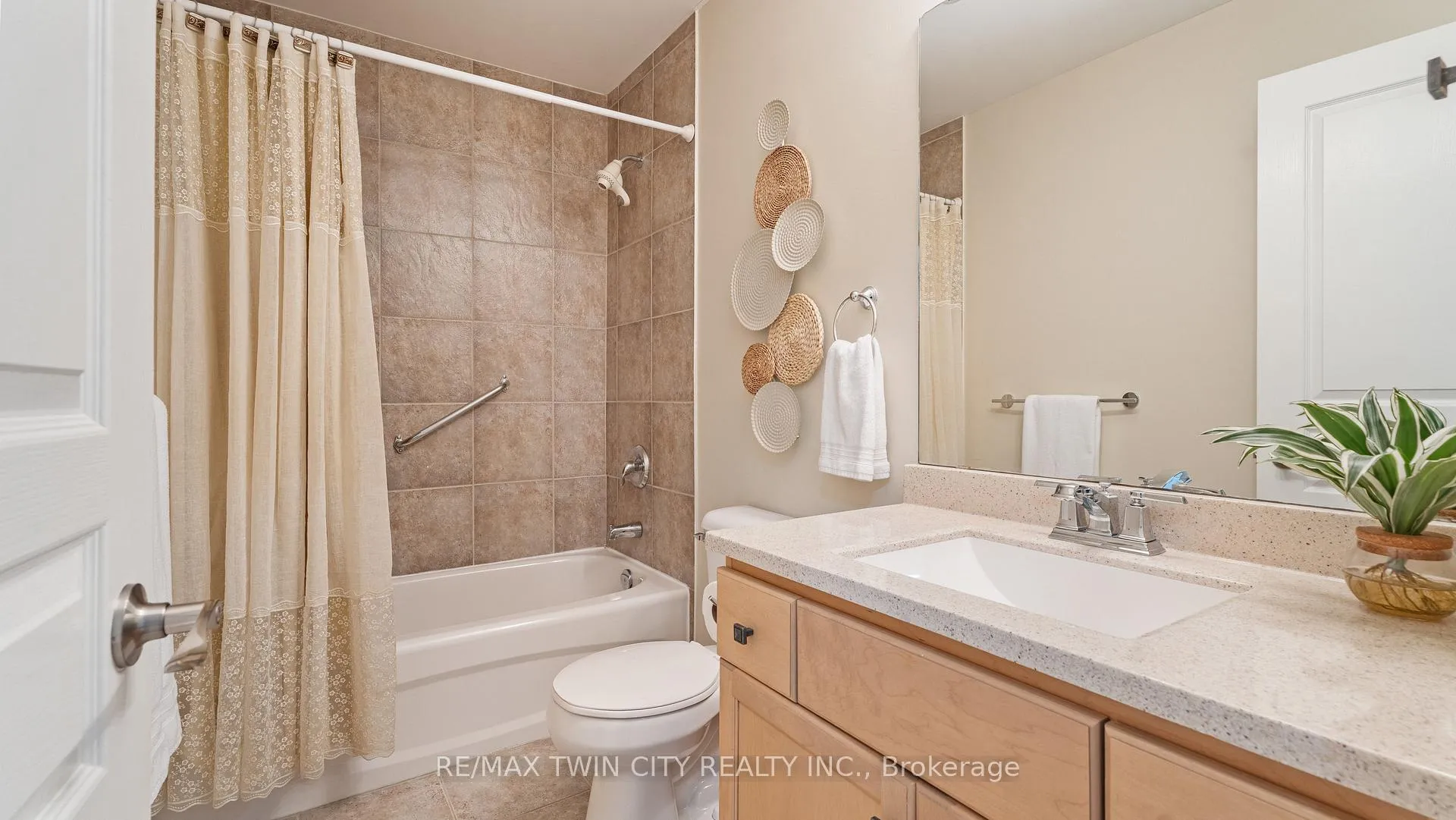 Photo 20 of 22 Cobblestone Drive, Brant, Paris — HOMEH