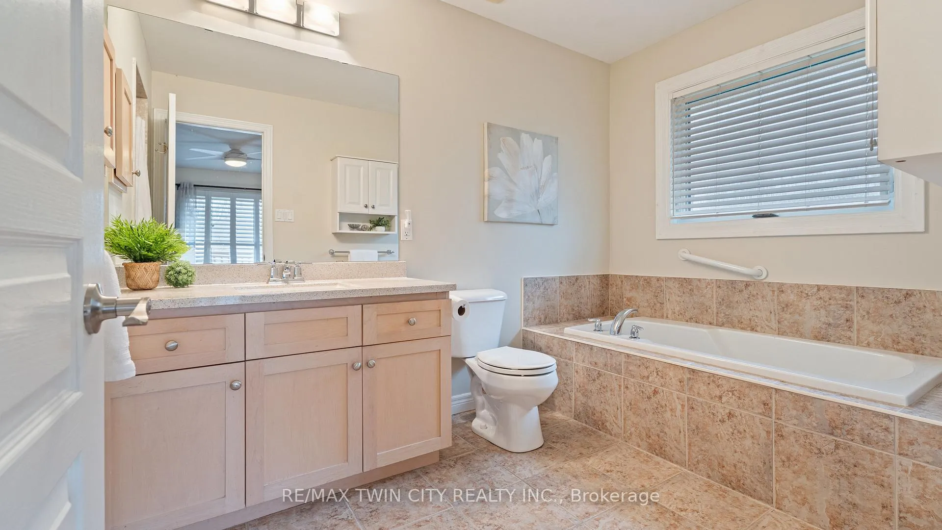 Photo 24 of 22 Cobblestone Drive, Brant, Paris — HOMEH
