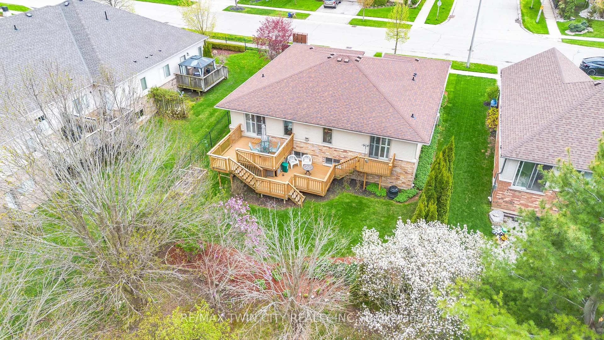 Photo 44 of 22 Cobblestone Drive, Brant, Paris — HOMEH