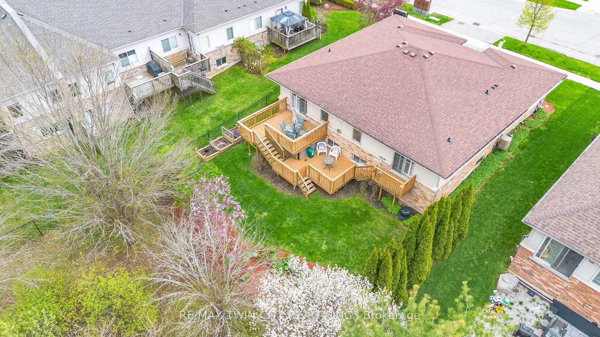 Photo 45 of 22 Cobblestone Drive, Brant, Paris — HOMEH