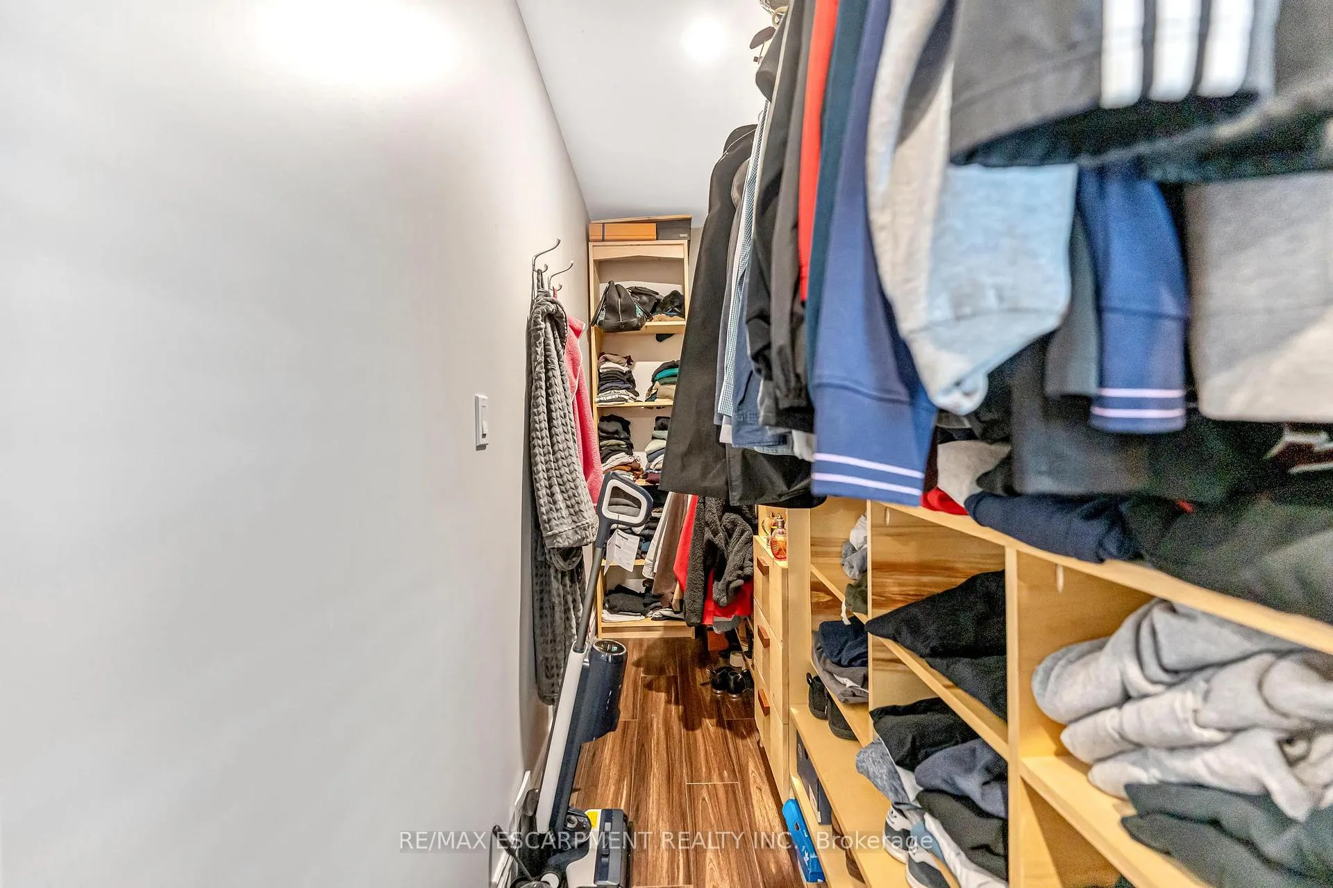 Photo 16 of 25 Alba Street, Hamilton, Stoney Creek — HOMEH