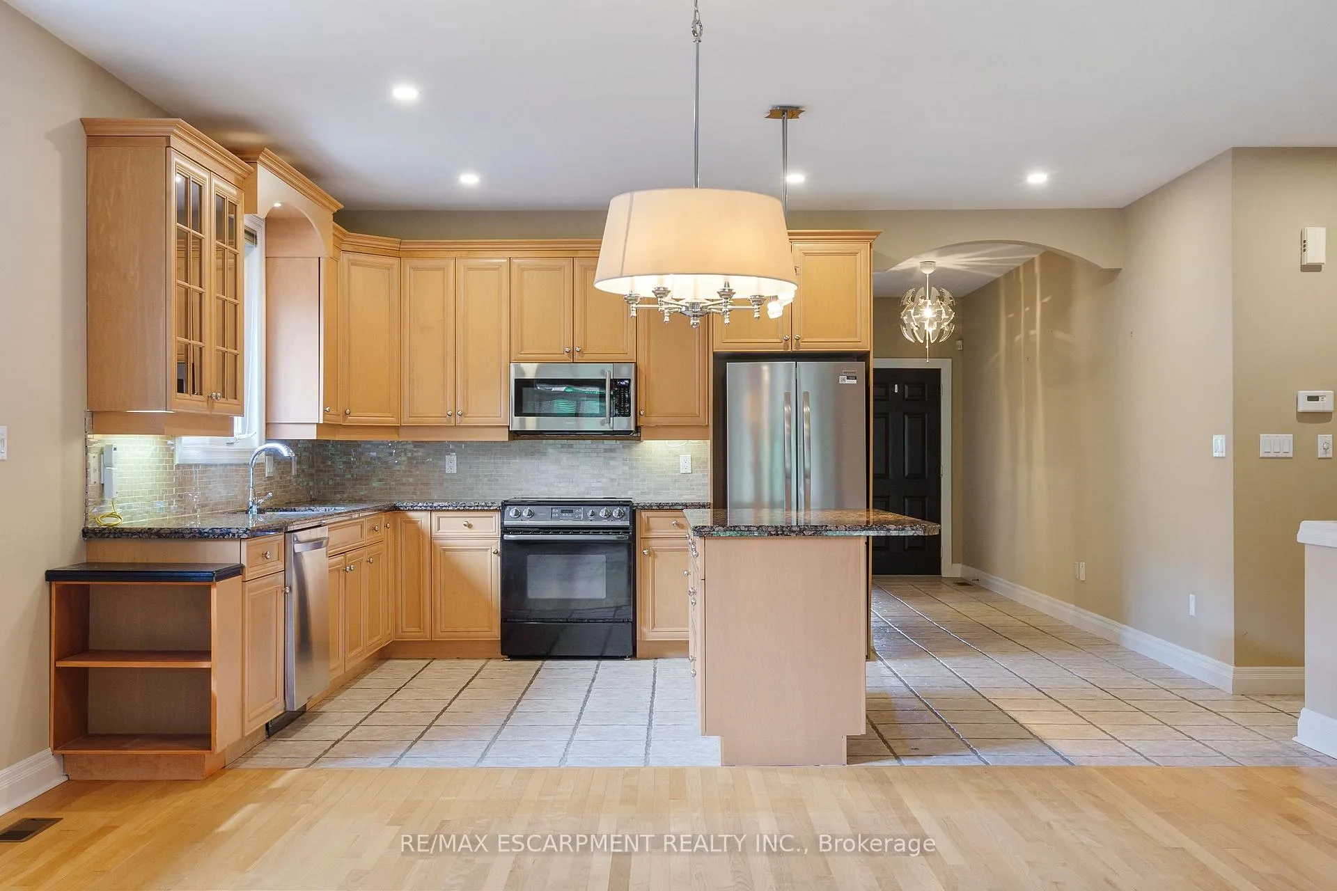 Photo 15 of 6 Gillespie Crescent, Hamilton, Dundas — HOMEH
