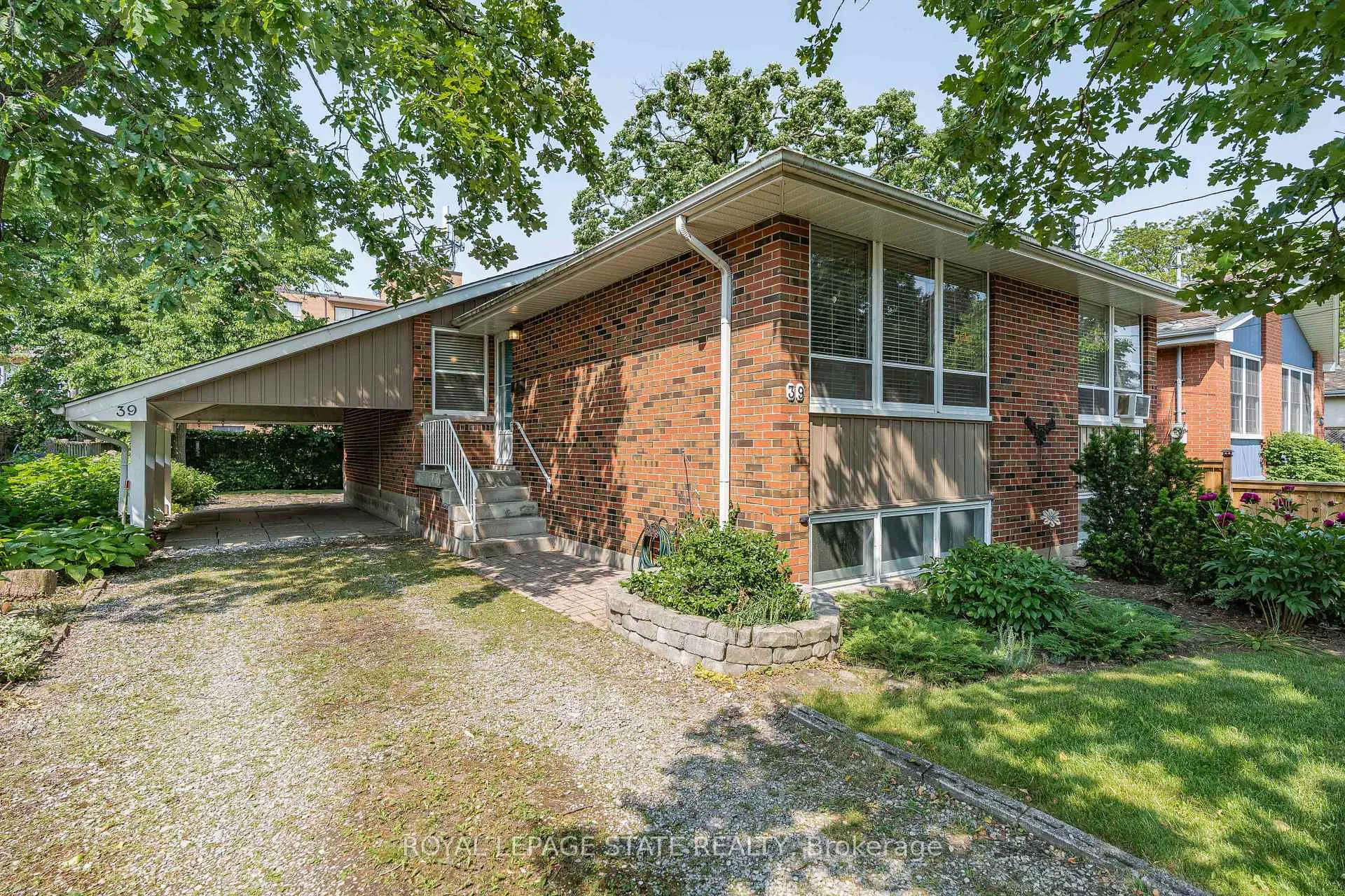 Photo 2 of 39 Hardale Crescent, Hamilton, Huntington — HOMEH