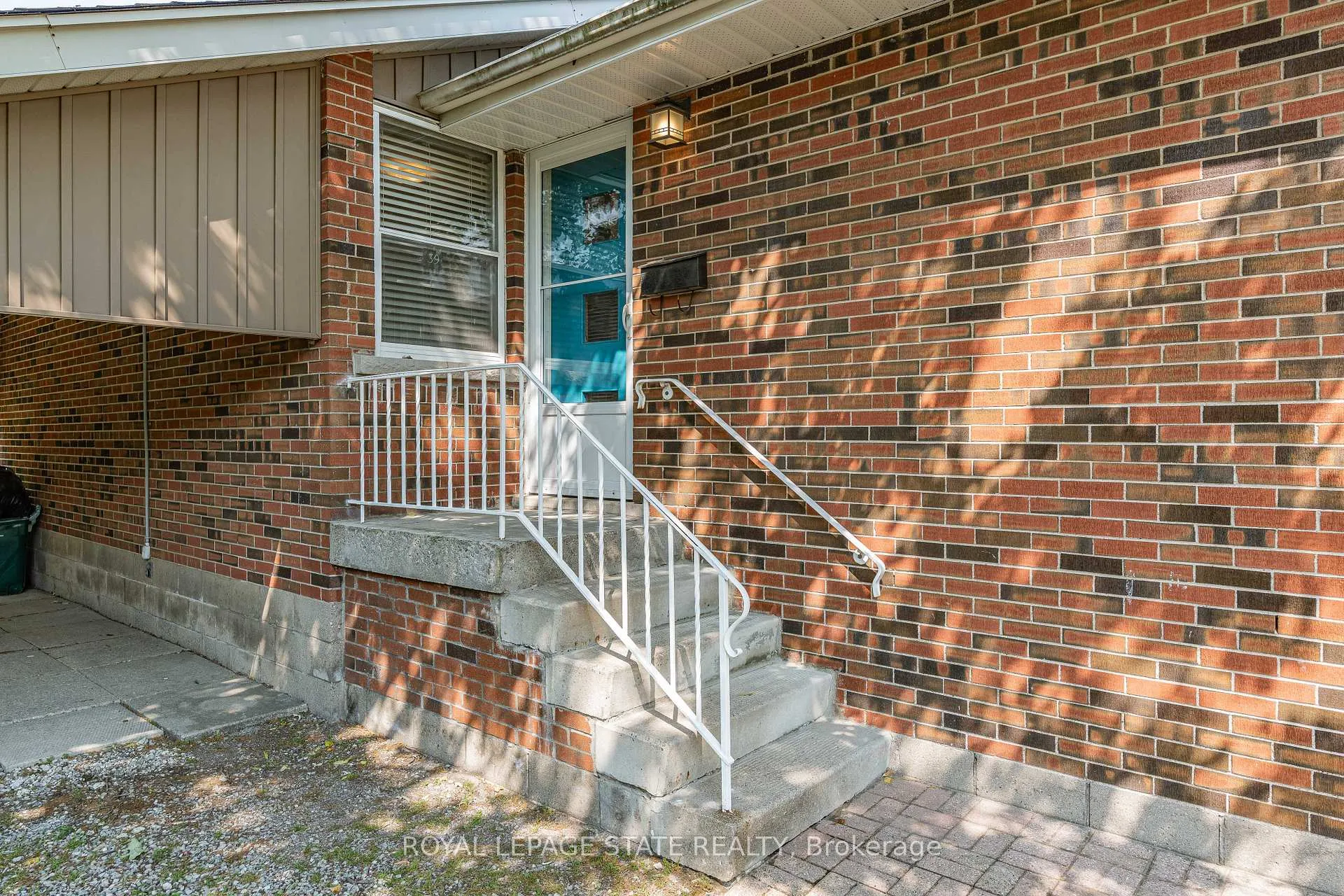Photo 3 of 39 Hardale Crescent, Hamilton, Huntington — HOMEH