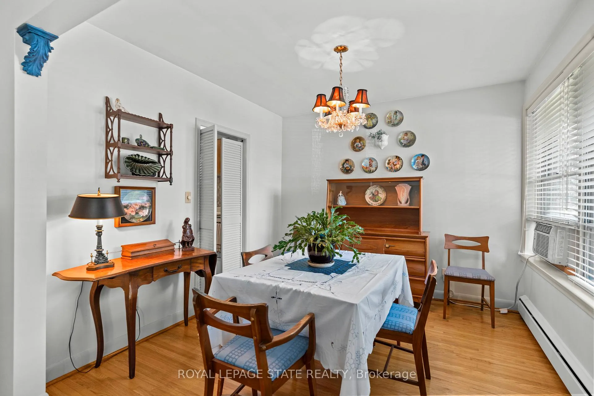 Photo 10 of 39 Hardale Crescent, Hamilton, Huntington — HOMEH