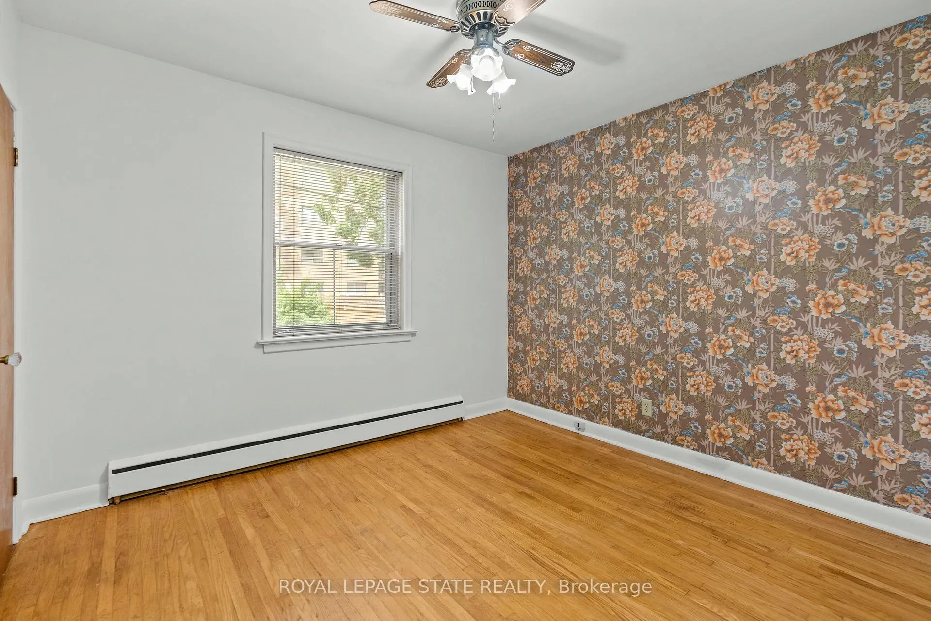 Photo 23 of 39 Hardale Crescent, Hamilton, Huntington — HOMEH