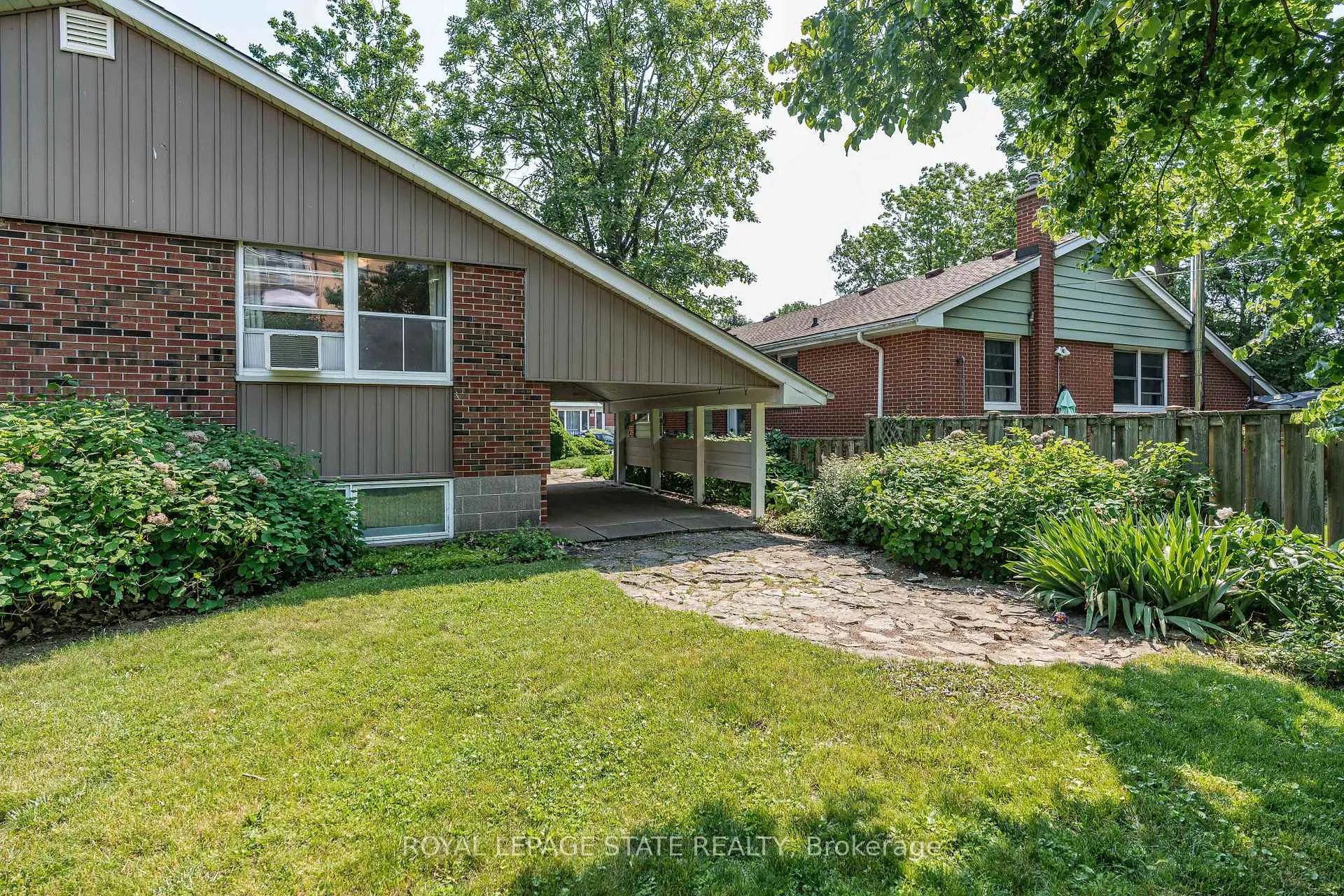 Photo 32 of 39 Hardale Crescent, Hamilton, Huntington — HOMEH
