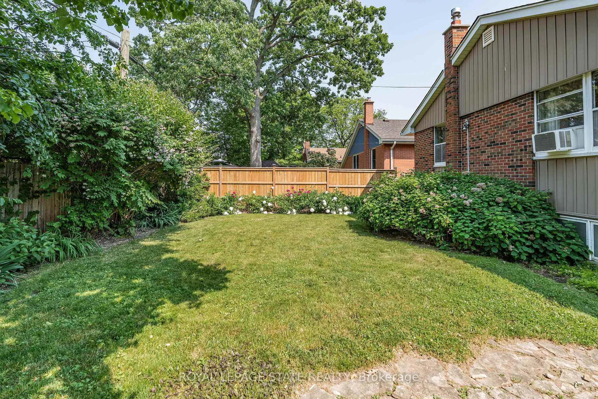 Photo 33 of 39 Hardale Crescent, Hamilton, Huntington — HOMEH