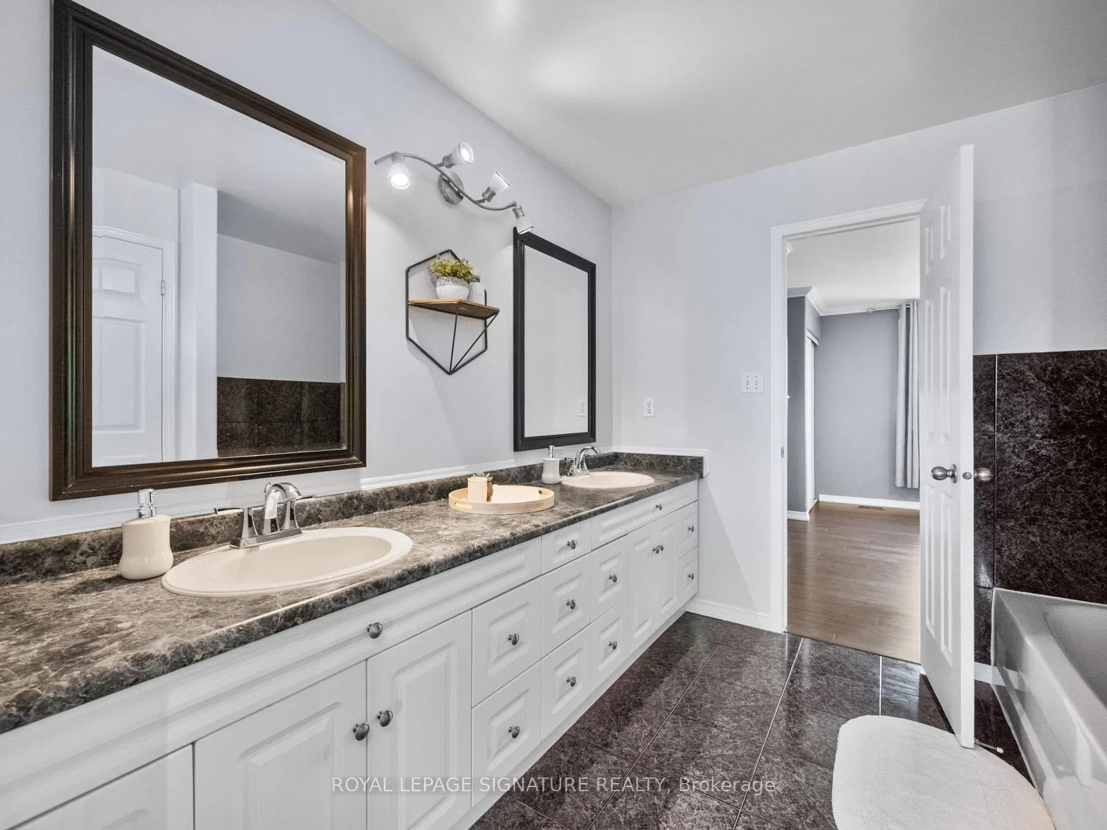 Photo 14 of 13 Bronte Court, Hamilton, Dundas — HOMEH