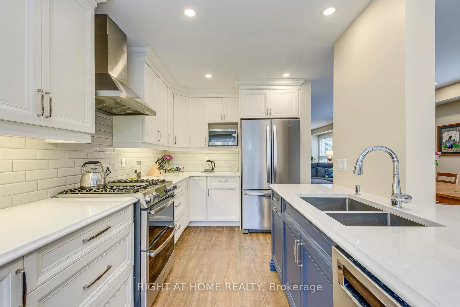 Photo 10 of 2472 Newcastle Crescent, Oakville, West Oak Trails — HOMEH