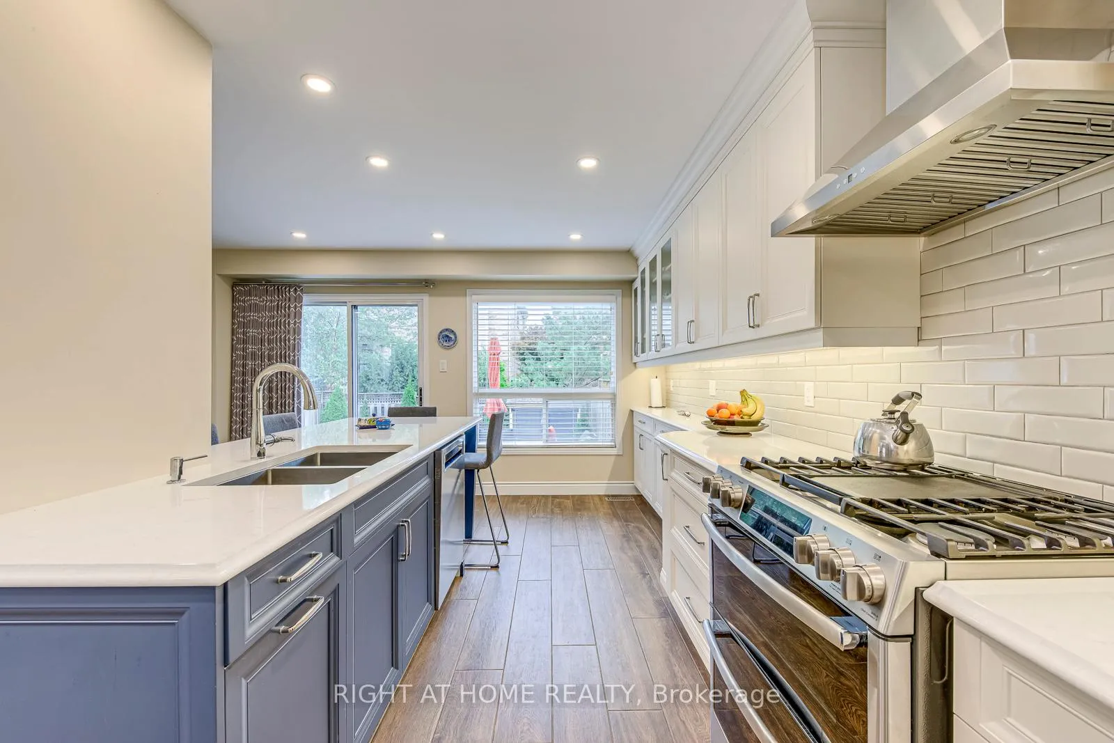 Photo 11 of 2472 Newcastle Crescent, Oakville, West Oak Trails — HOMEH