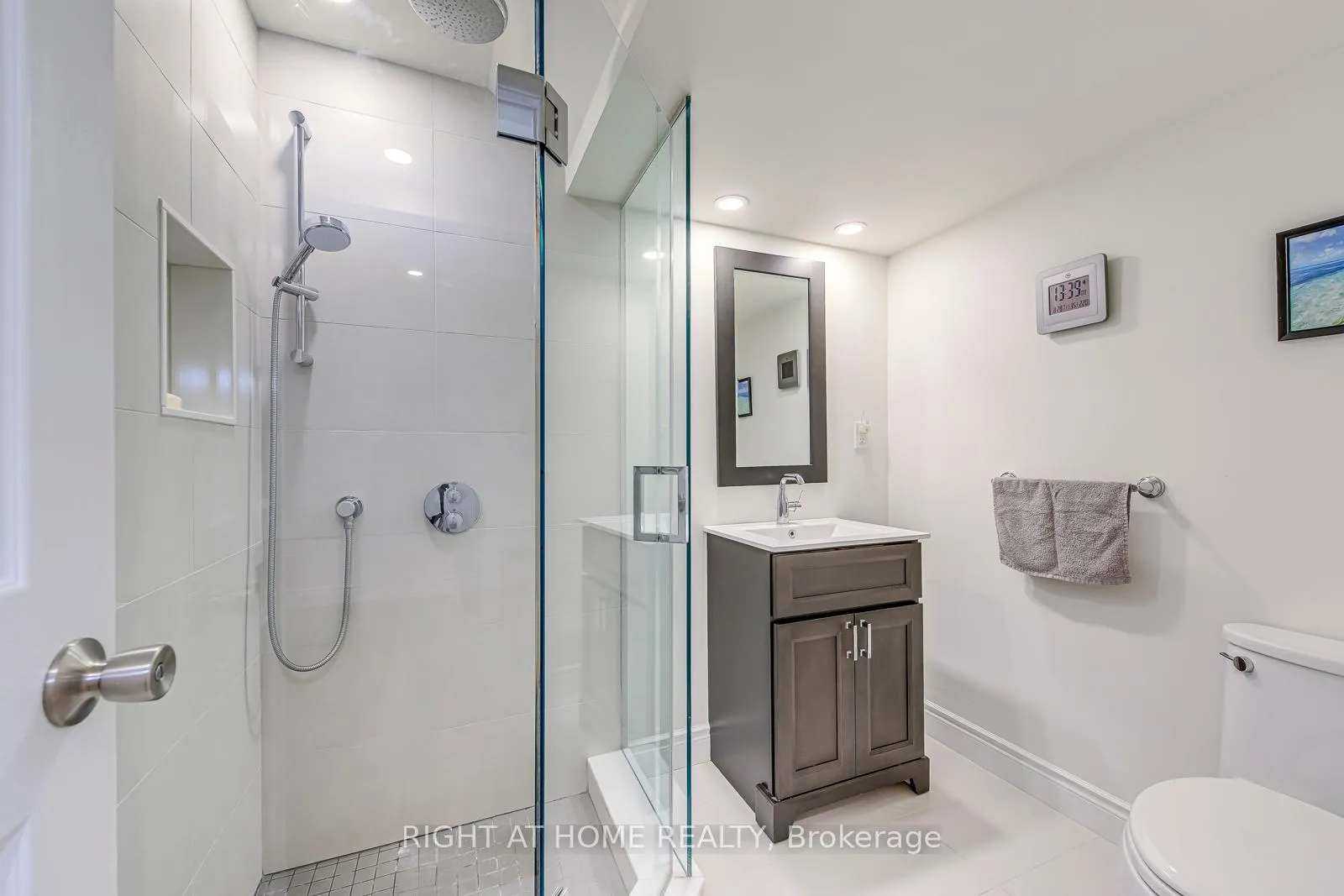 Photo 37 of 2472 Newcastle Crescent, Oakville, West Oak Trails — HOMEH