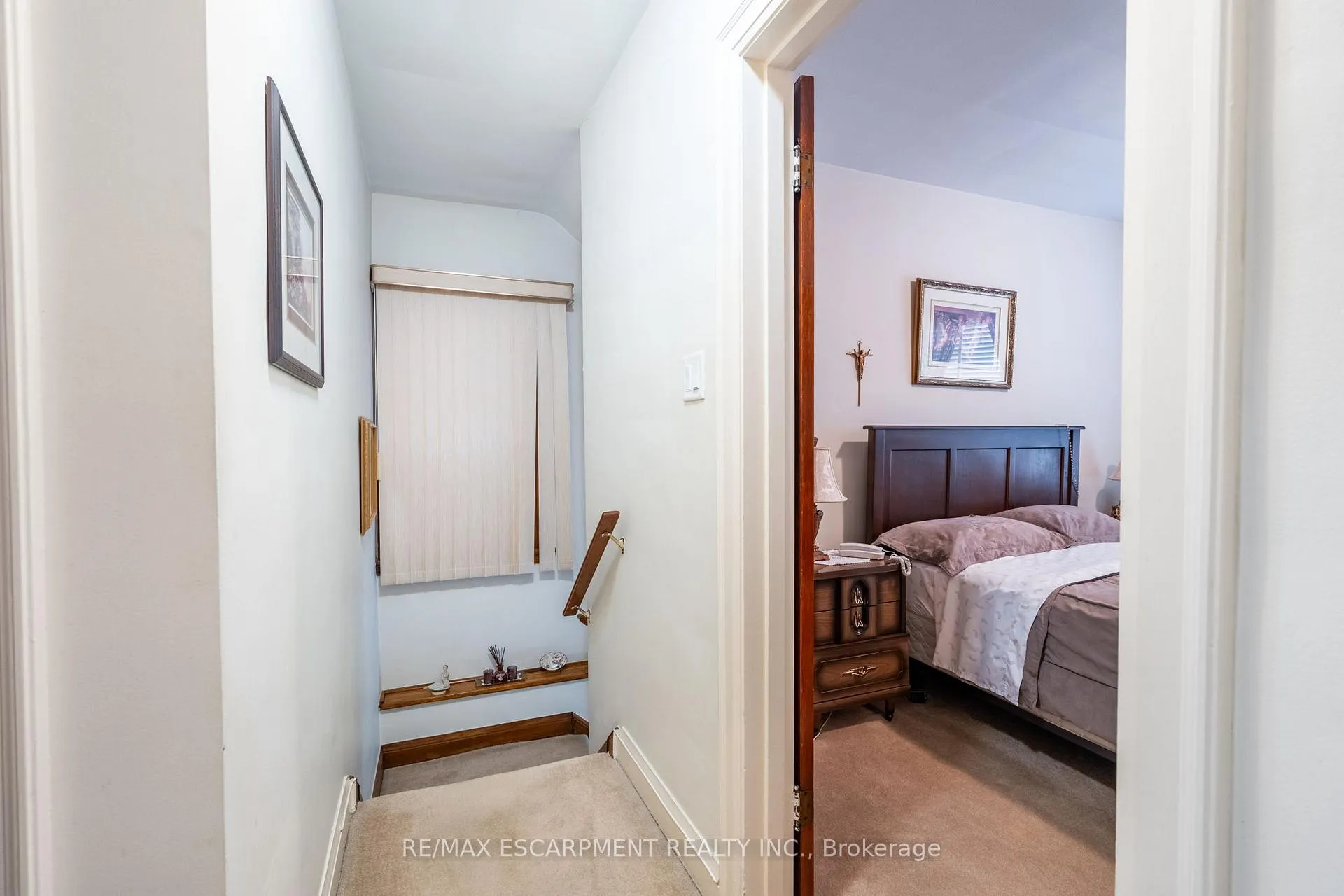 Photo 5 of 204 Emerald Street N, Hamilton, Landsdale — HOMEH