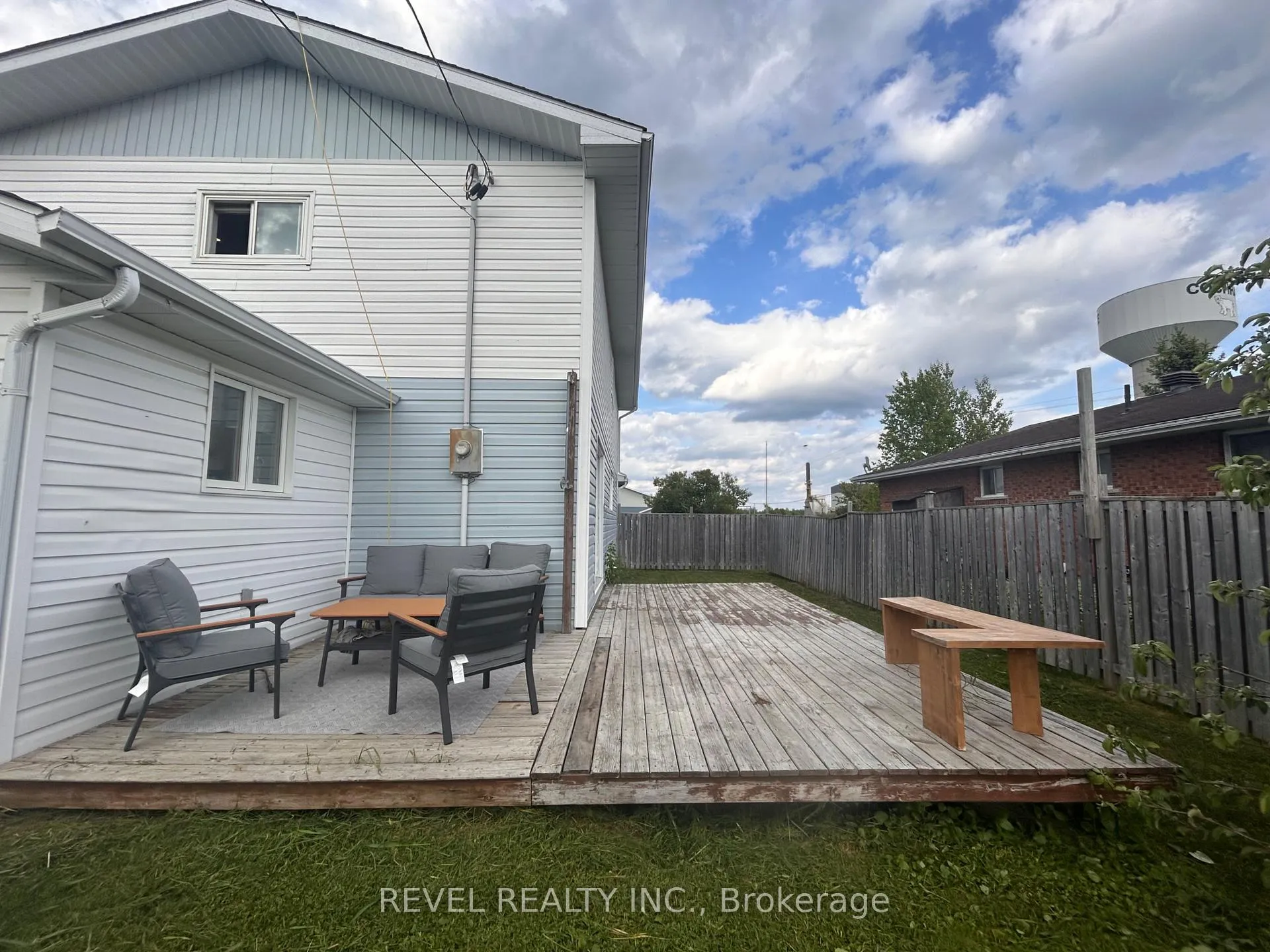 Photo 3 of 165 Seventeenth Avenue, Cochrane — HOMEH