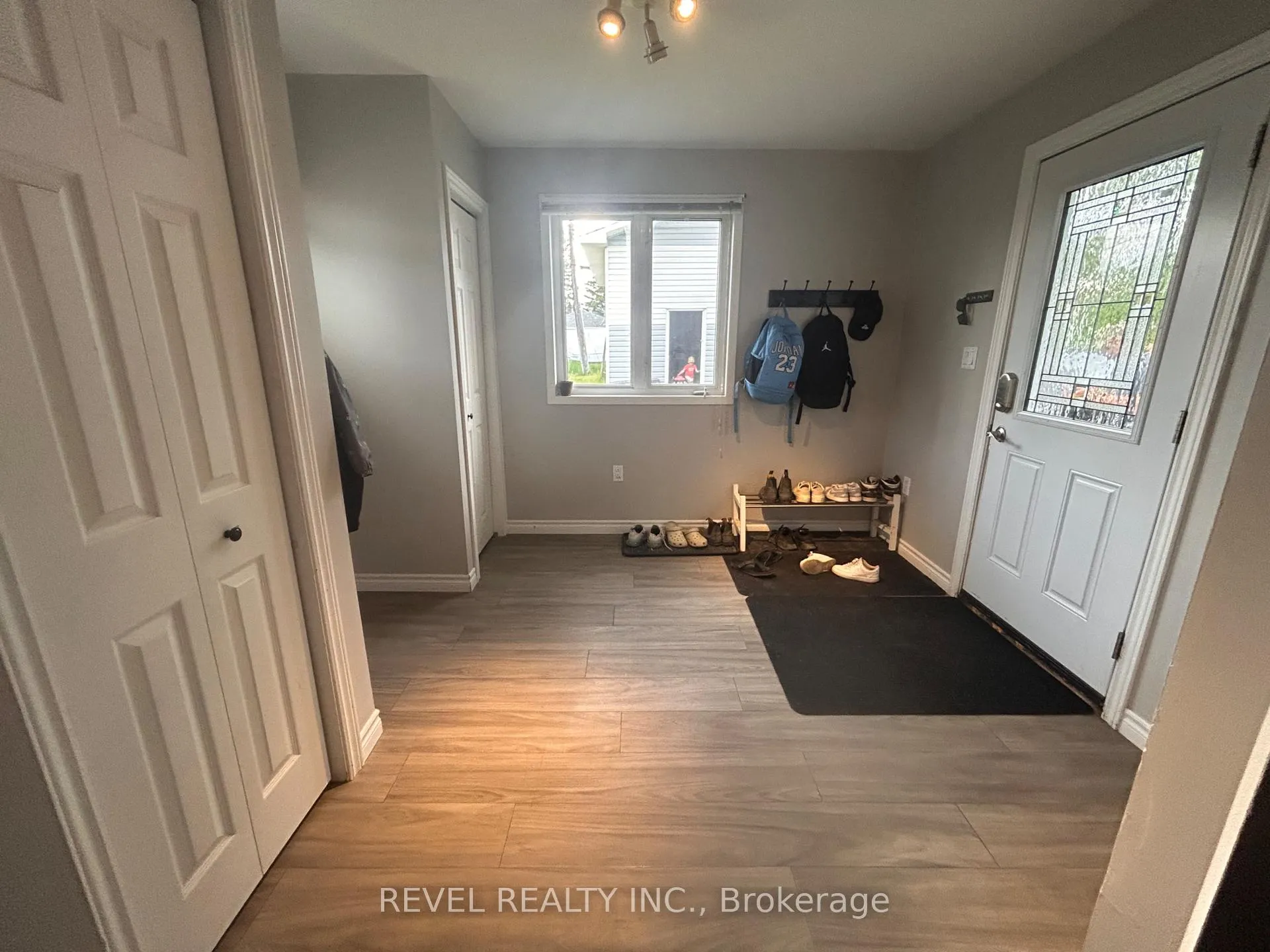 Photo 5 of 165 Seventeenth Avenue, Cochrane — HOMEH