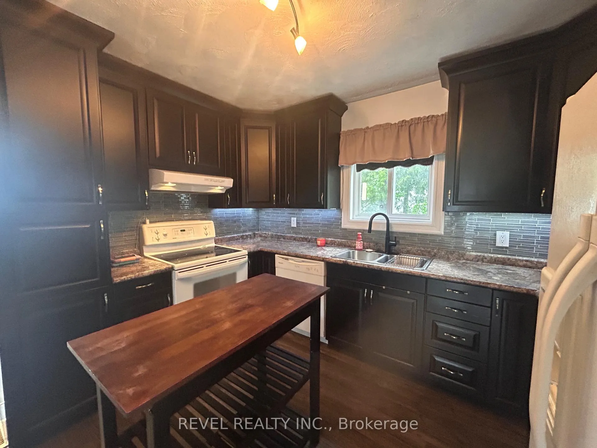 Photo 7 of 165 Seventeenth Avenue, Cochrane — HOMEH