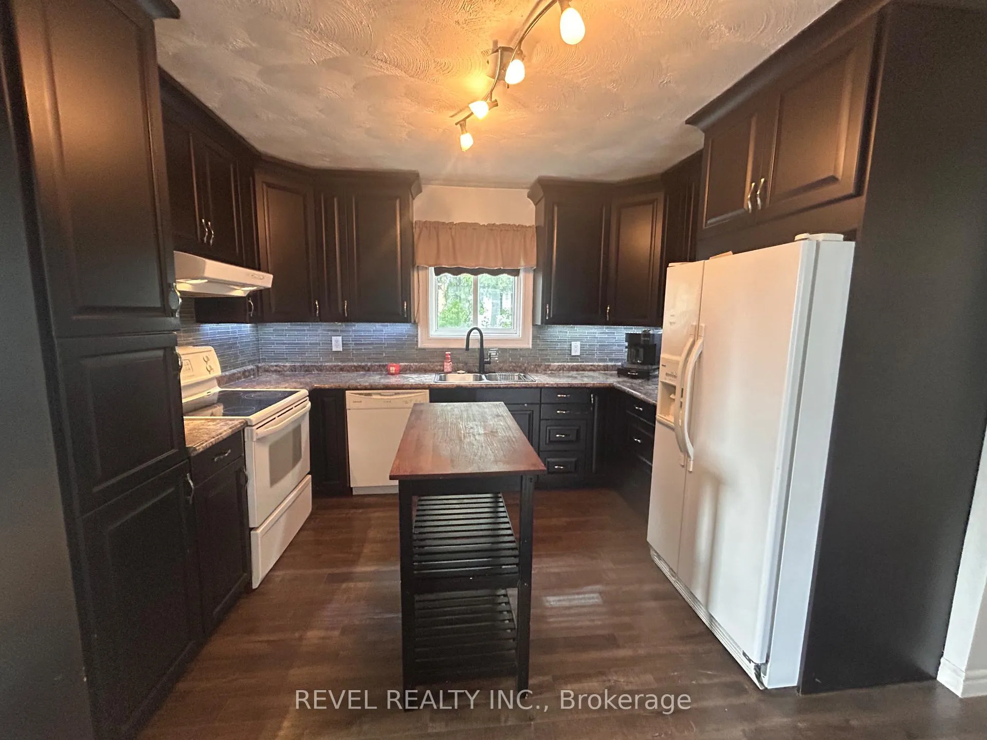 Photo 8 of 165 Seventeenth Avenue, Cochrane — HOMEH