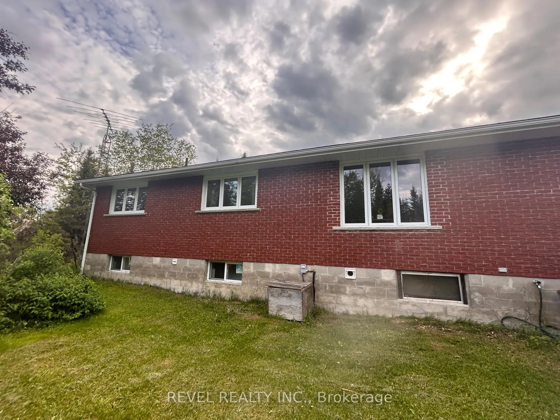 Photo 3 of 1250 Highway 11 S, Cochrane — HOMEH