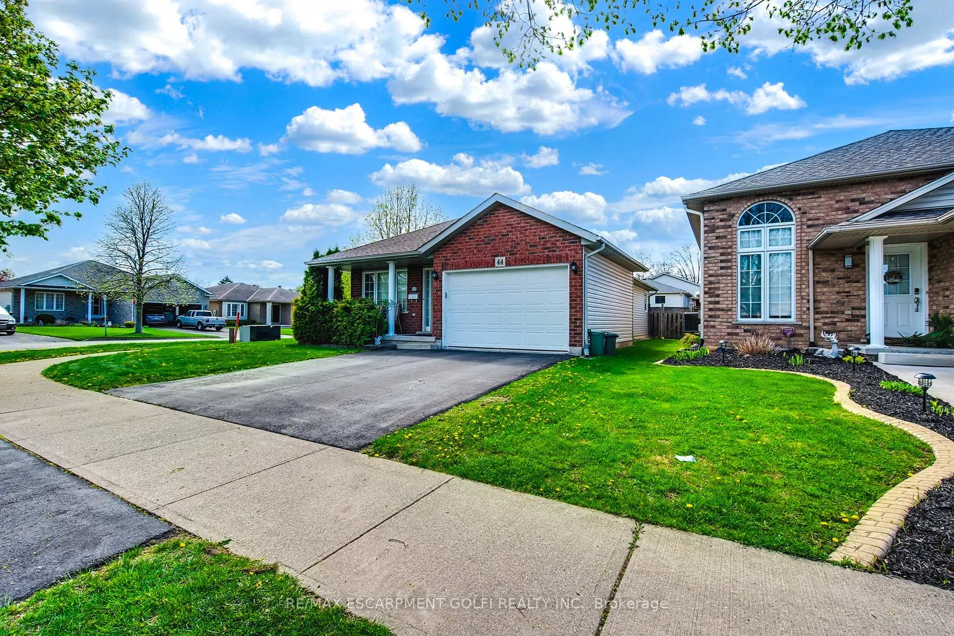 Photo 2 of 44 Lea Crescent, Welland, West Welland — HOMEH