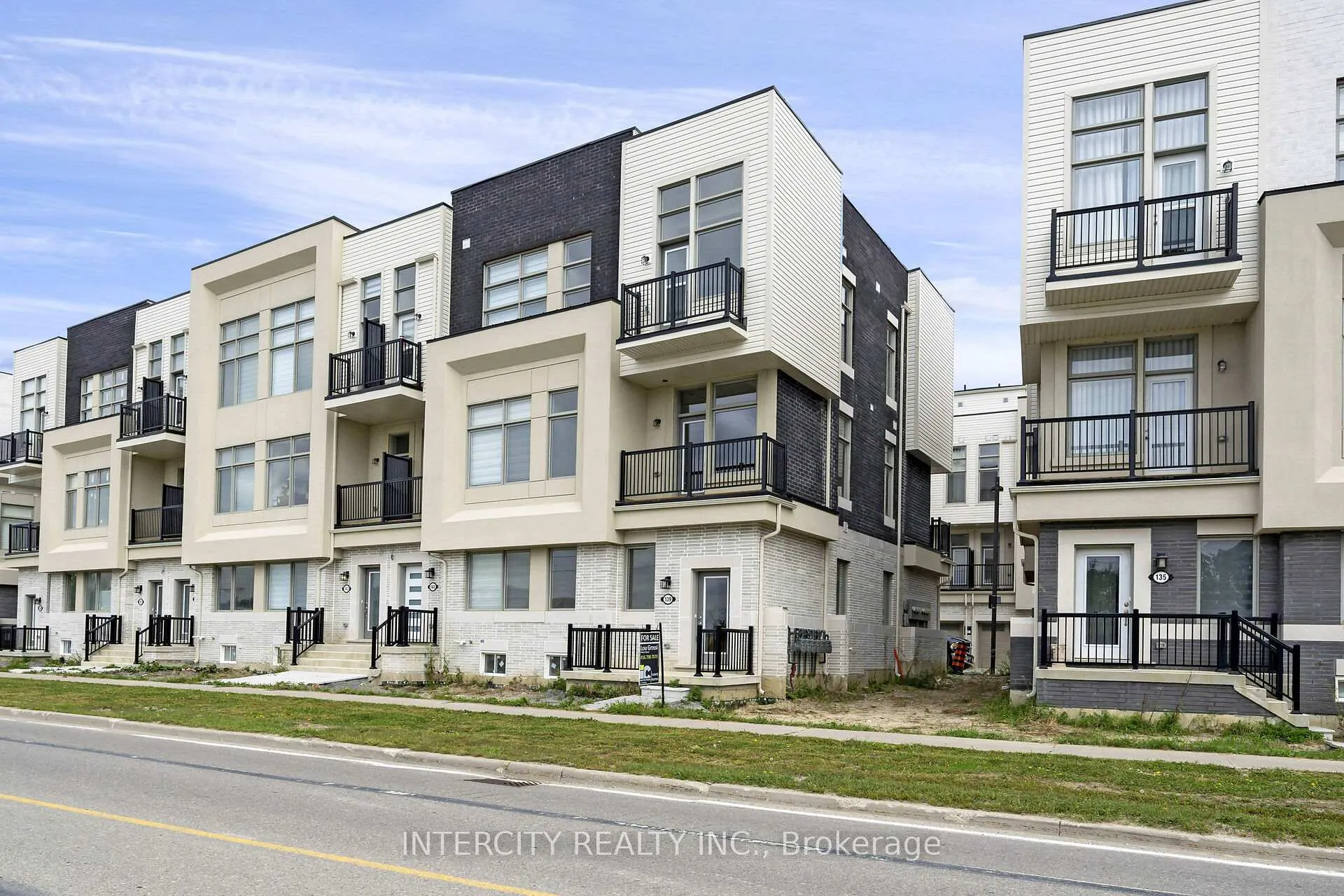 Photo 2 of 139 Markland Street, Markham, Cachet — HOMEH