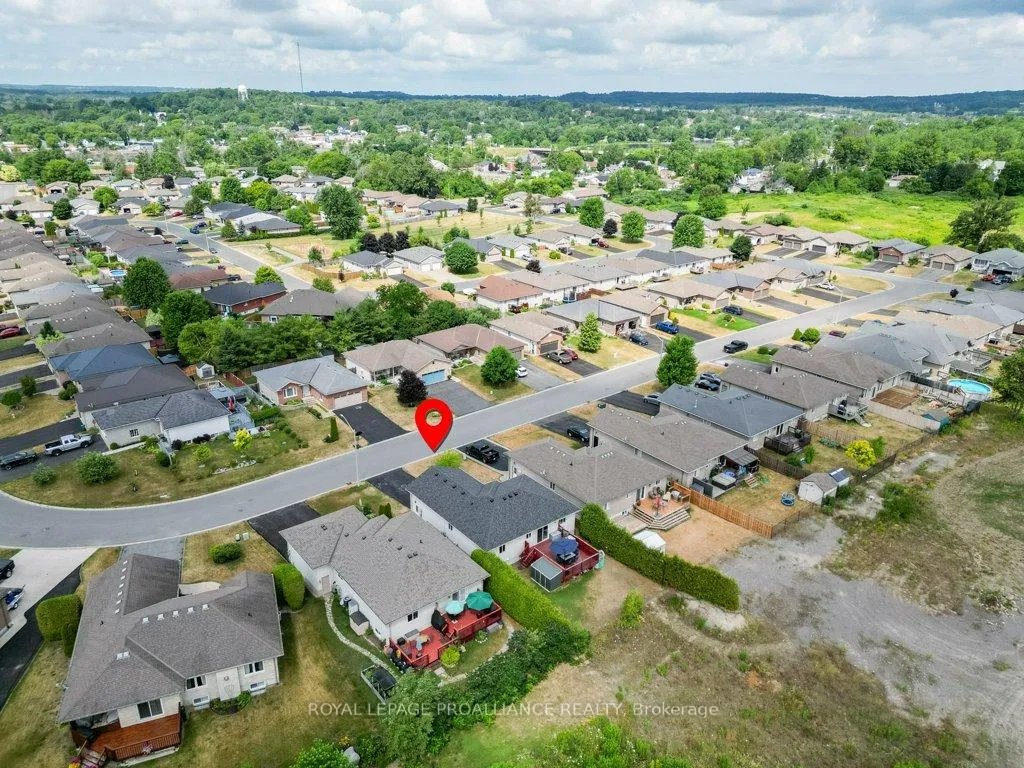 Photo 5 of 52 Cedar Creek Way, Quinte West, Frankford Ward — HOMEH