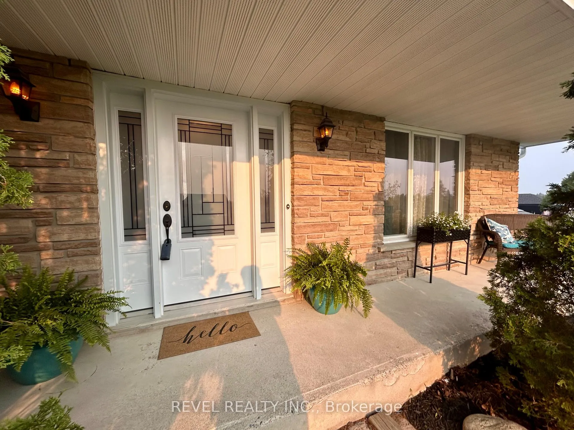 Photo 3 of 446 Eleventh Avenue, Cochrane — HOMEH