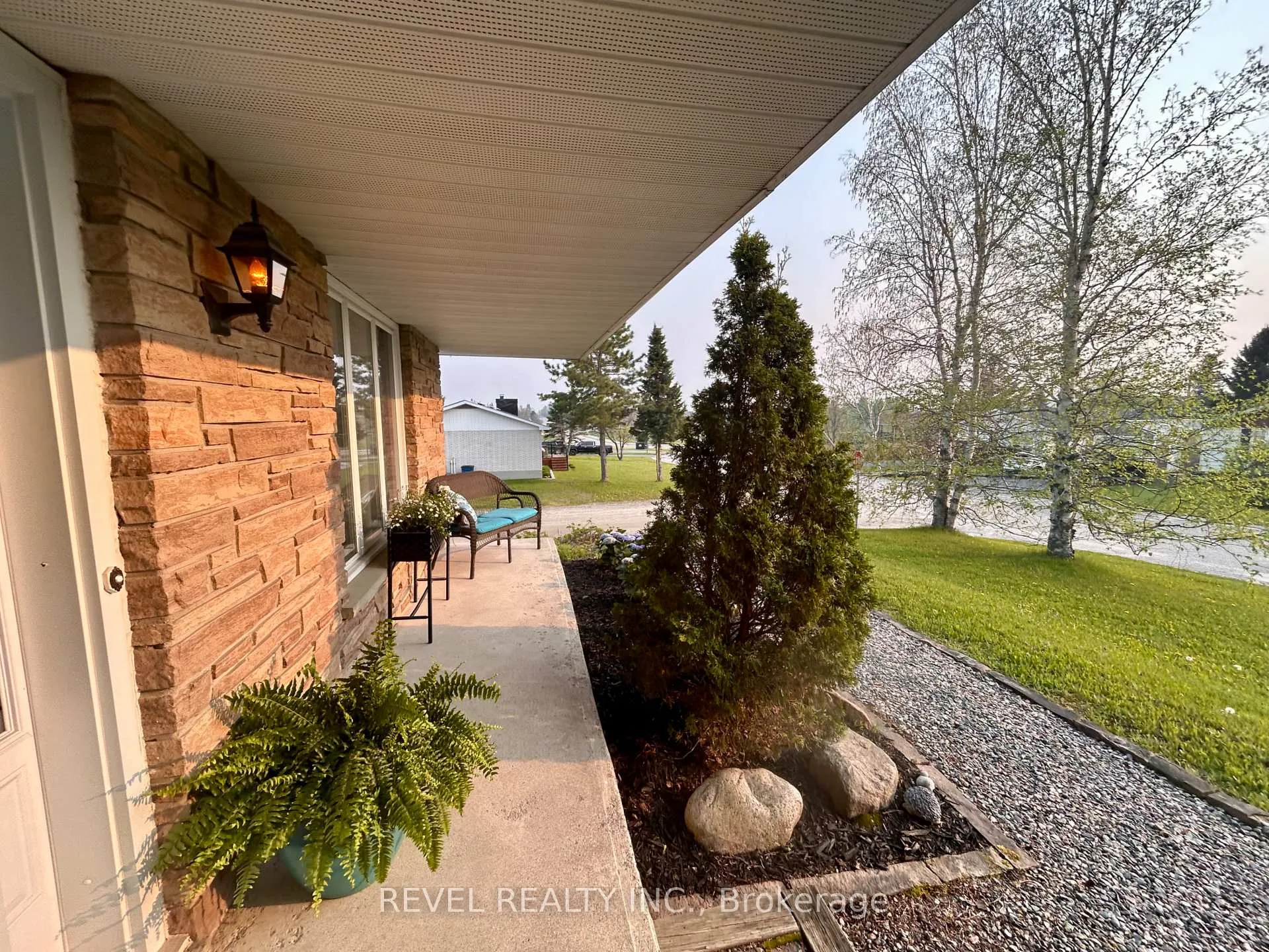 Photo 4 of 446 Eleventh Avenue, Cochrane — HOMEH