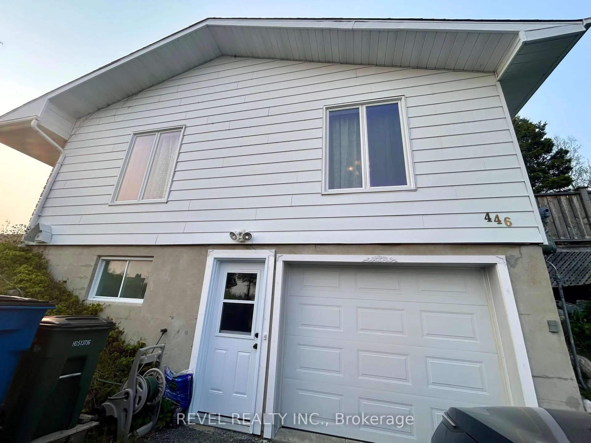 Photo 5 of 446 Eleventh Avenue, Cochrane — HOMEH