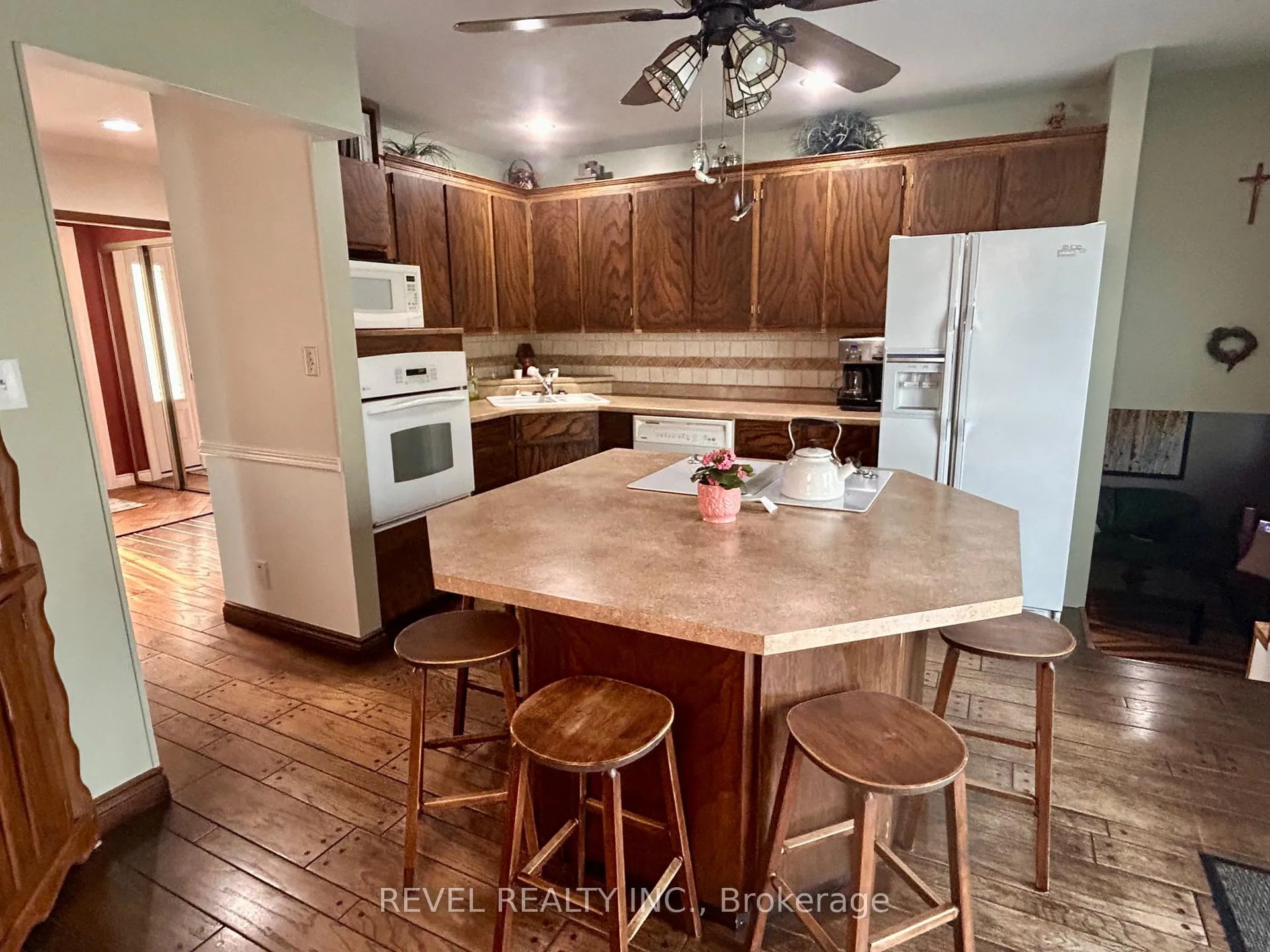 Photo 10 of 446 Eleventh Avenue, Cochrane — HOMEH