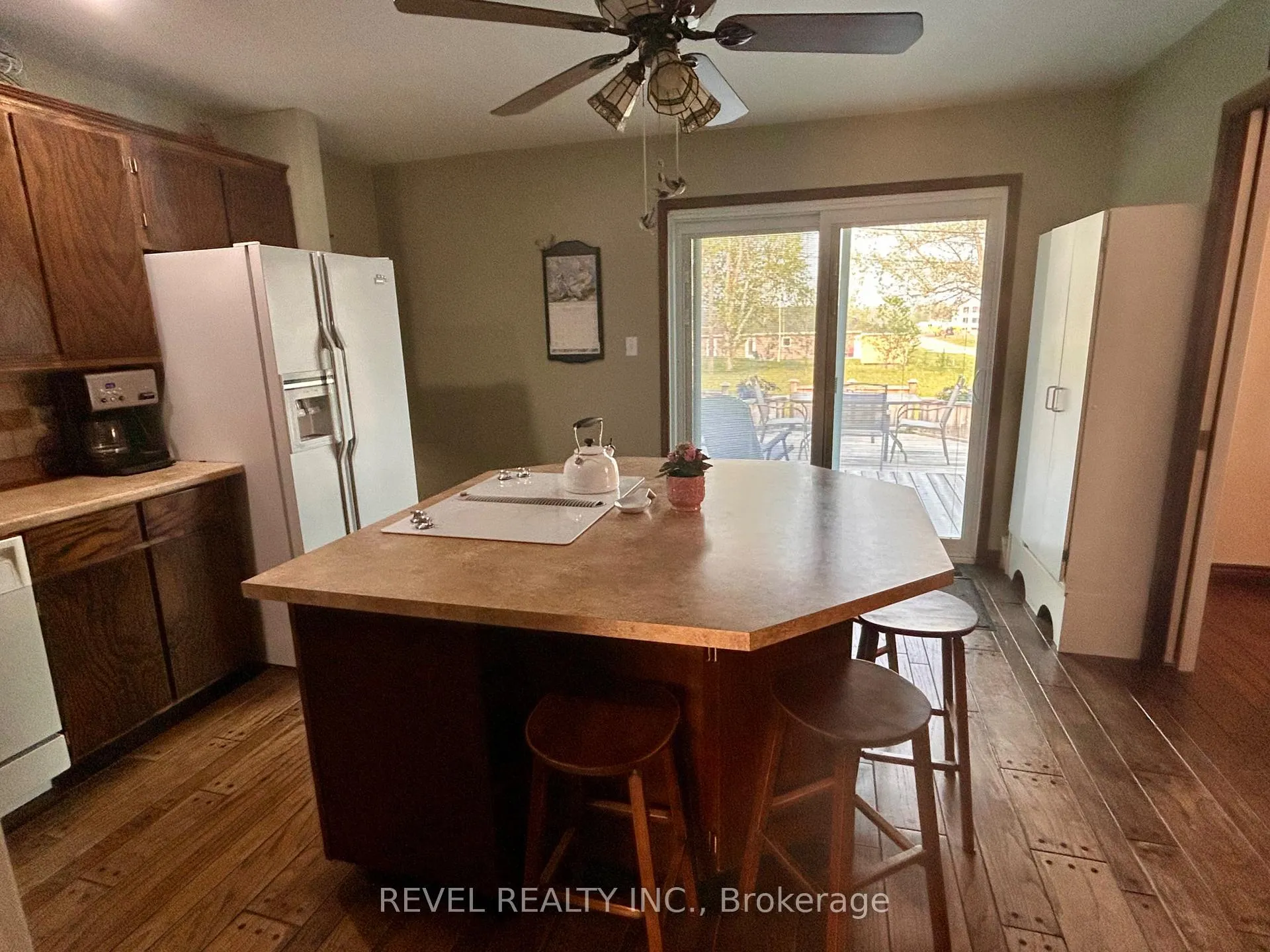 Photo 11 of 446 Eleventh Avenue, Cochrane — HOMEH