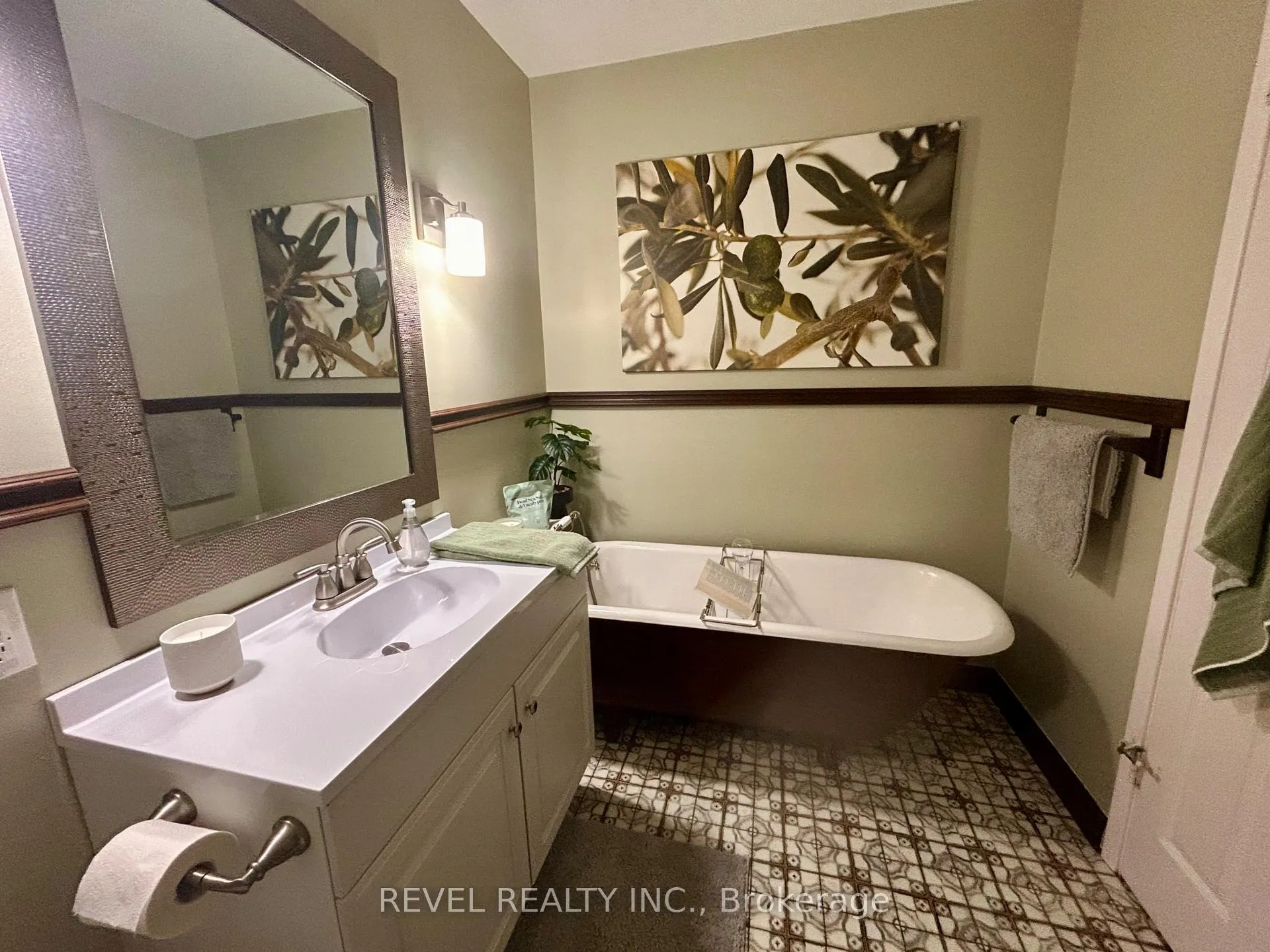 Photo 21 of 446 Eleventh Avenue, Cochrane — HOMEH