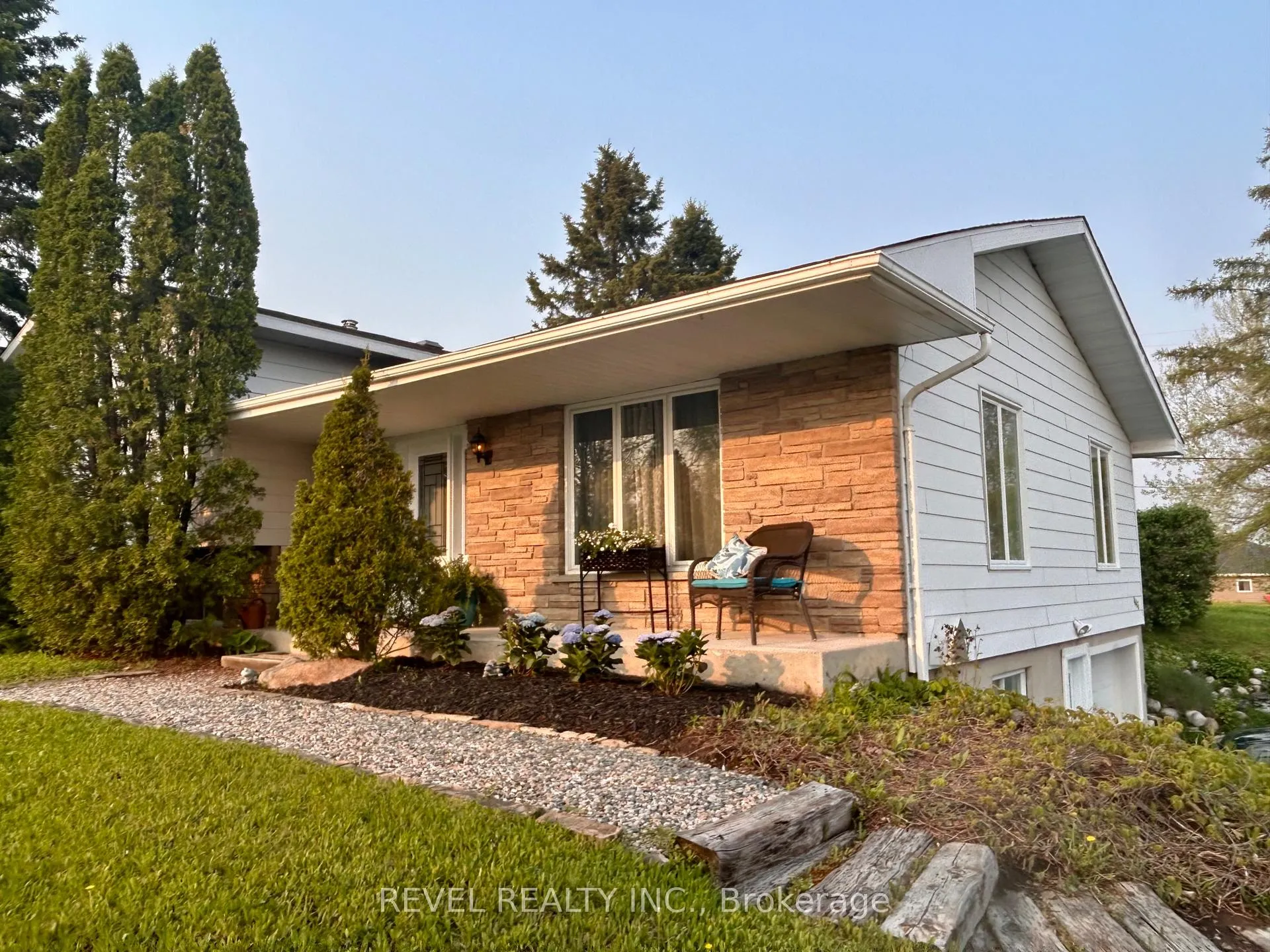Photo 42 of 446 Eleventh Avenue, Cochrane — HOMEH