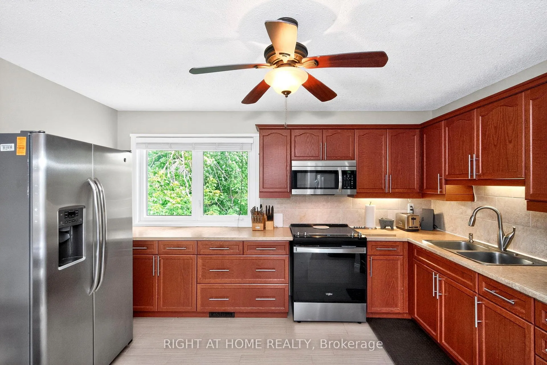 Photo 12 of 24 Puccini Drive, Wasaga Beach — HOMEH