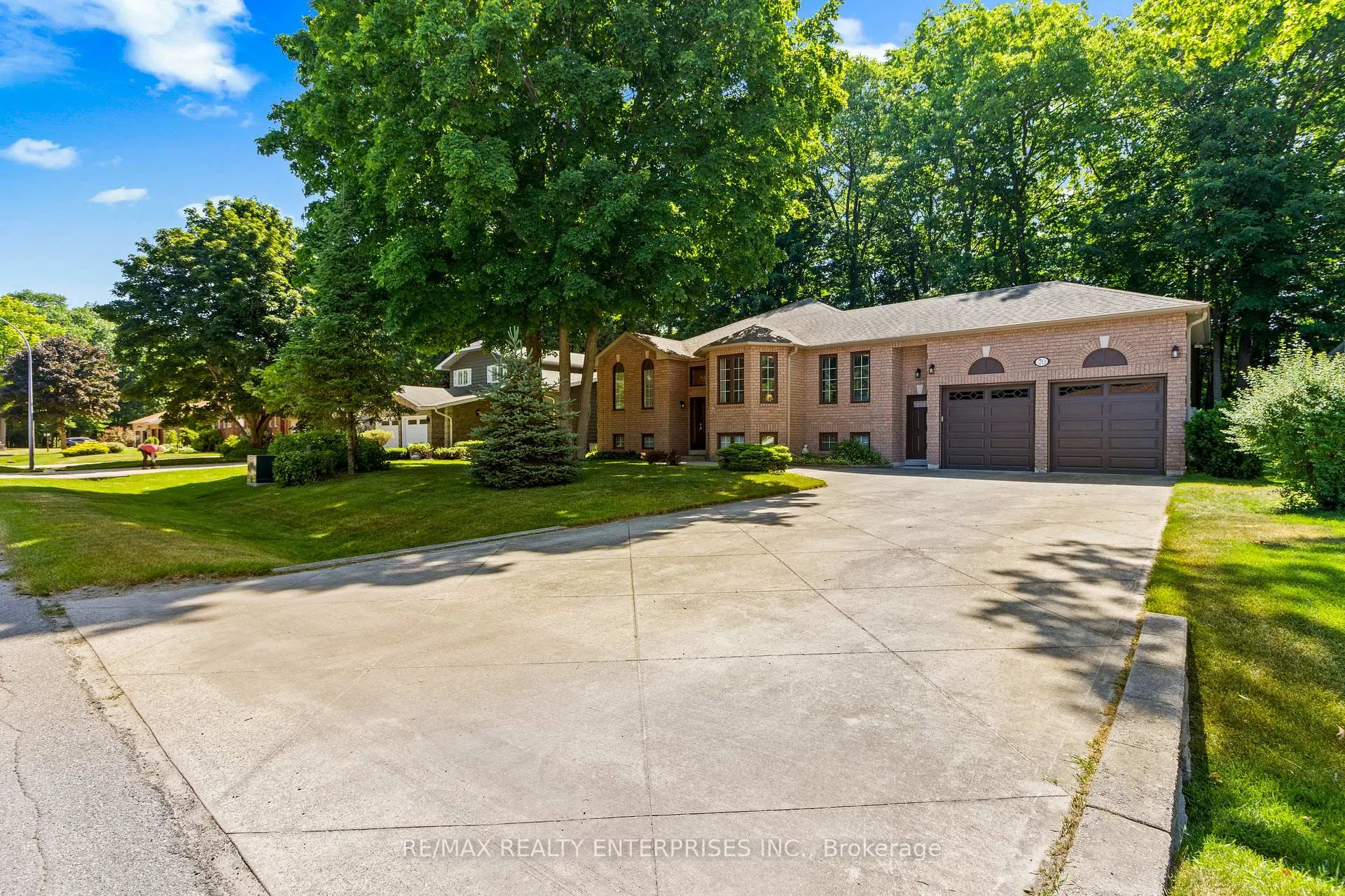 Photo 2 of 70 Downer Crescent, Wasaga Beach — HOMEH